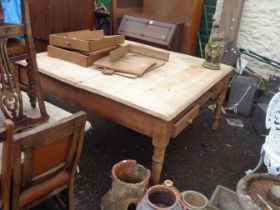 A large antique mixed wood library table with six opposing drawers - for restoration, drawers a/f