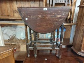 A 58cm vintage oak gateleg table, set on turned supports