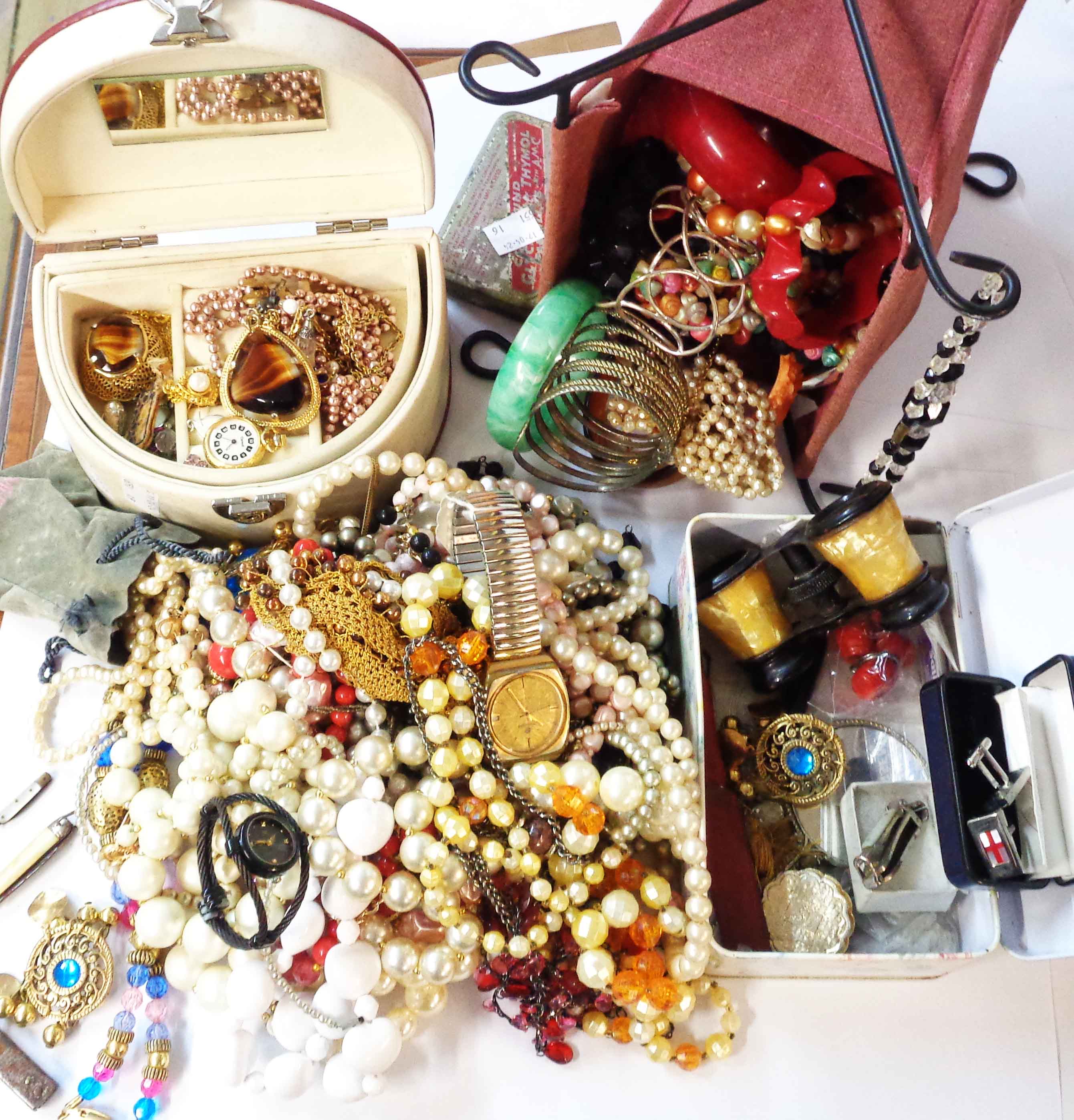 A bag containing a quantity of assorted costume jewellery and other collectable items