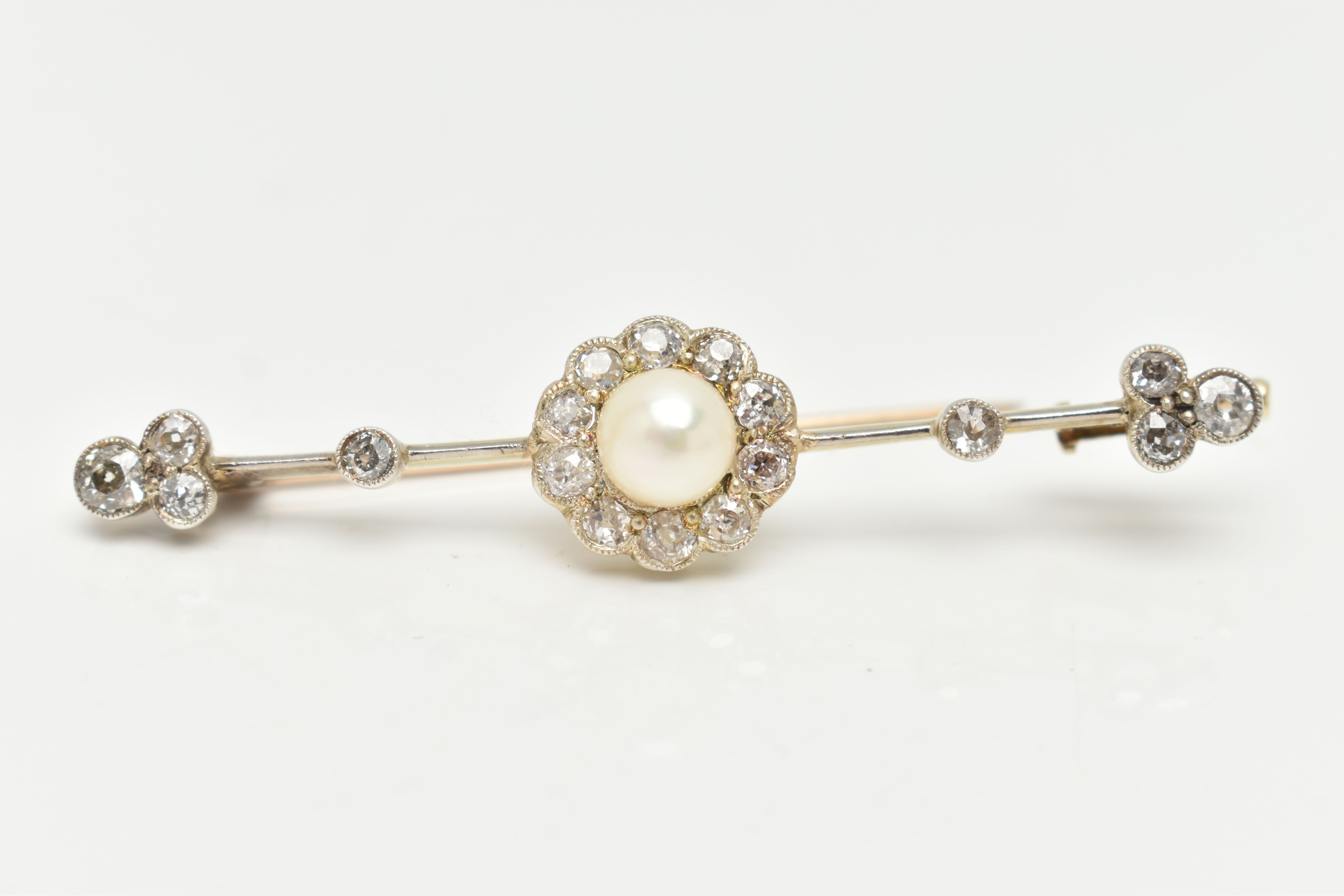 AN EARLY 20TH CENTURY, YELLOW AND WHITE METAL DIAMOND AND PEARL BAR BROOCH, centering on a single