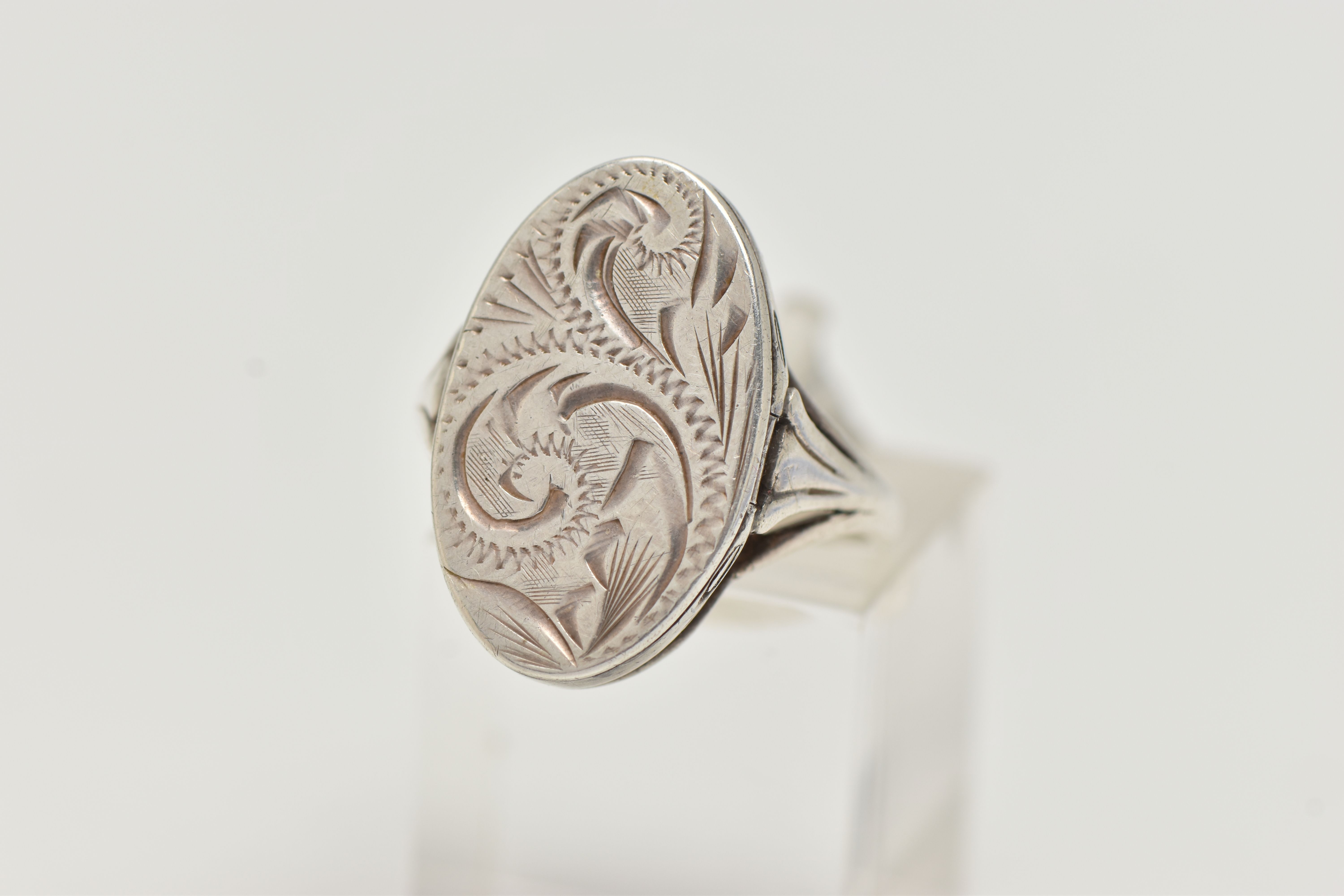 A WHITE METAL POISON STYLE RING, oval form with etched acanthus detail, shank stamped silver, ring