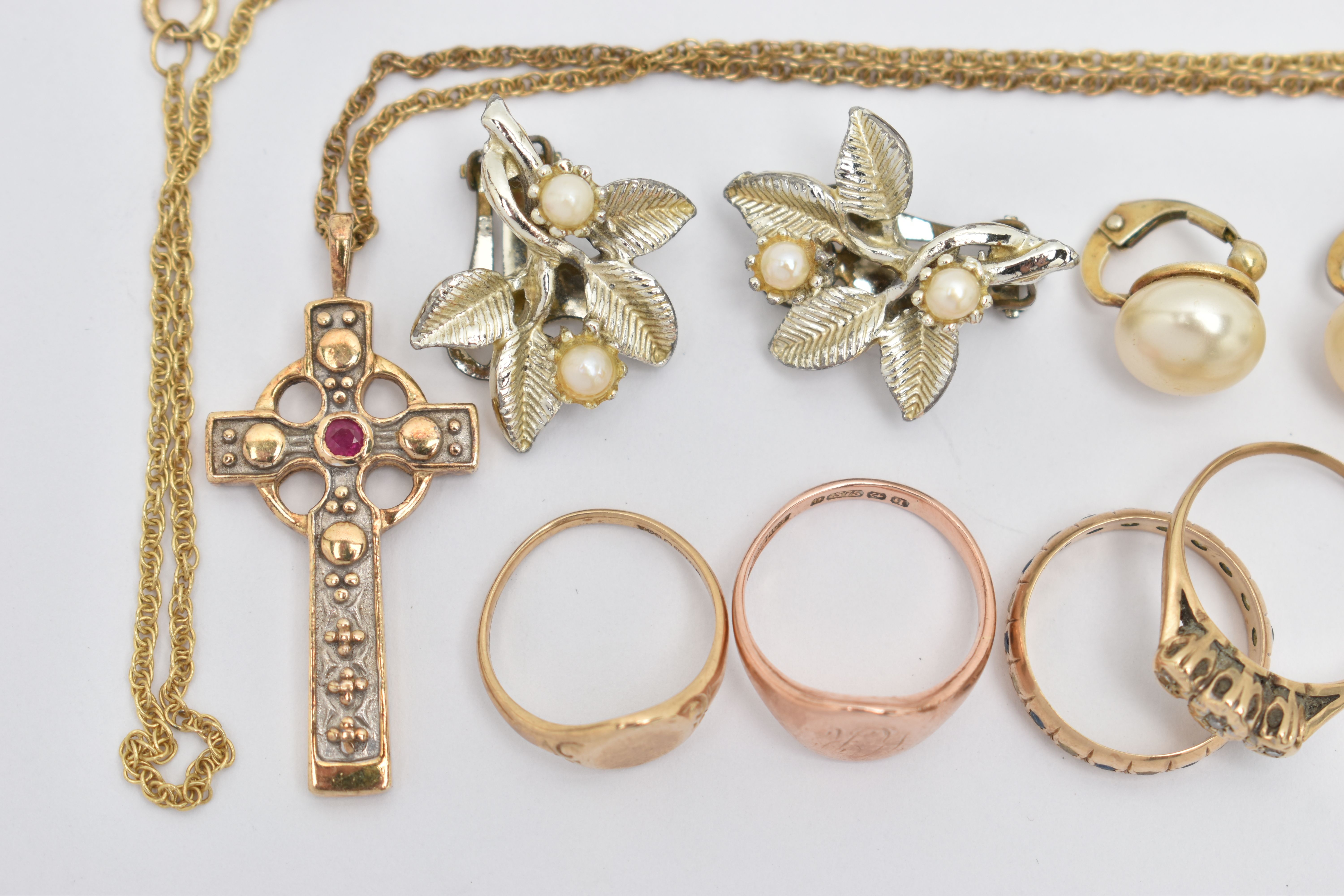 A SELECTION OF JEWELLERY, to include a 9ct rose gold oval signet ring, engraved initials, hallmarked - Image 2 of 5