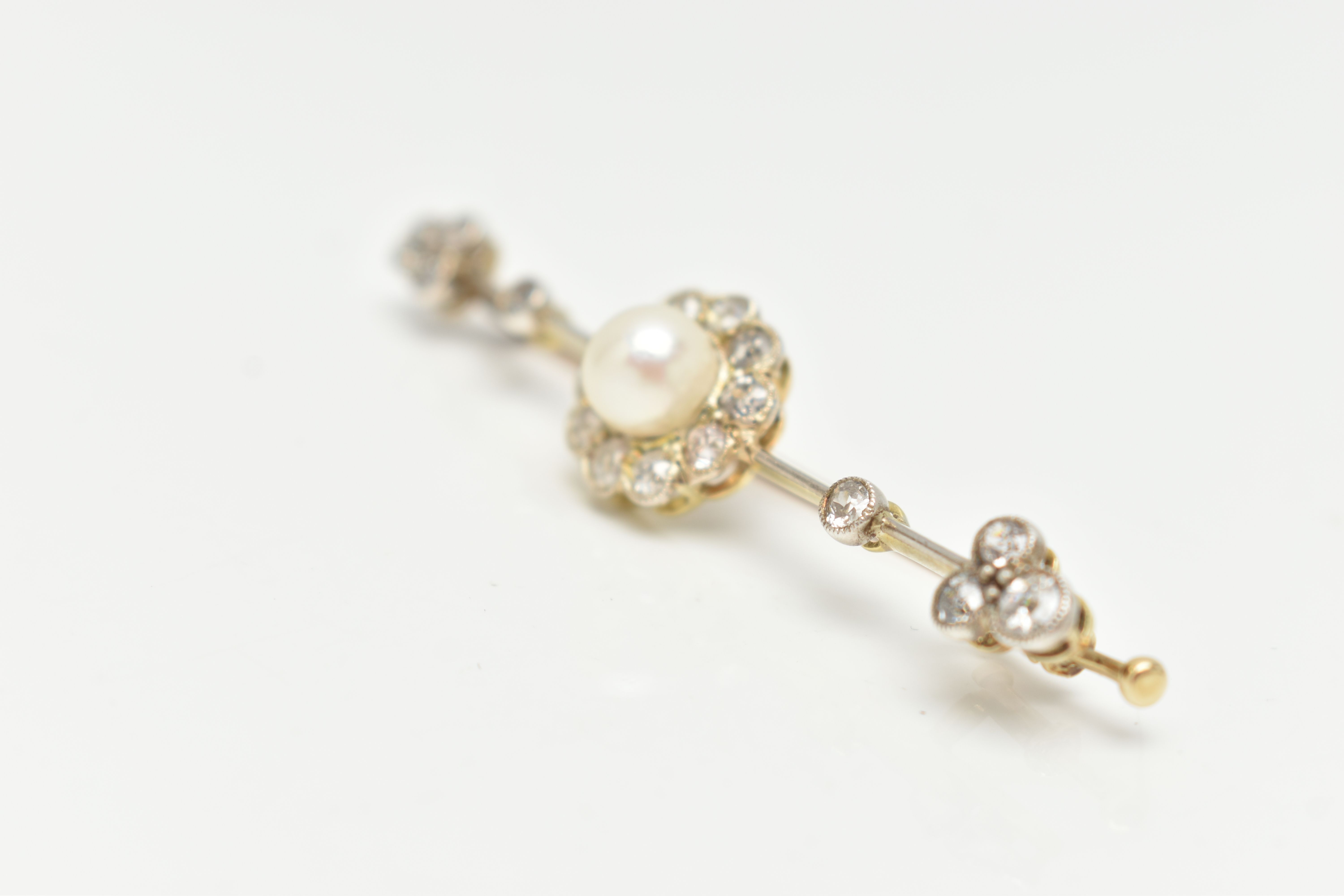 AN EARLY 20TH CENTURY, YELLOW AND WHITE METAL DIAMOND AND PEARL BAR BROOCH, centering on a single - Image 3 of 4