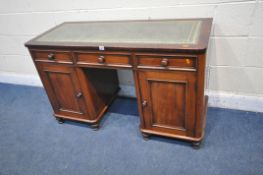 AN EARLY 20TH CENTURY MAHOGANY KNEE HOLE WRITING DESK, with green tooled leather writing surface,