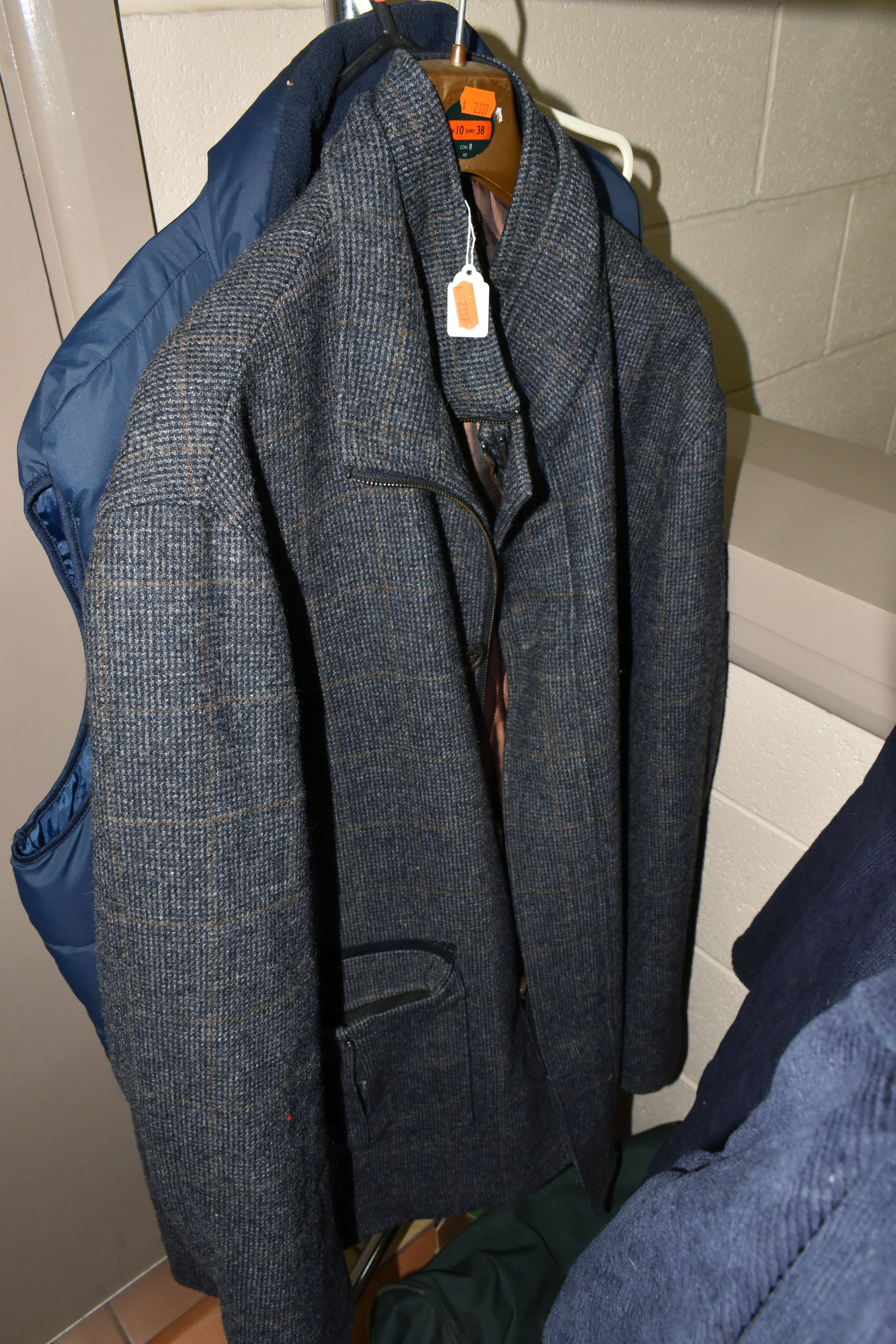 A QUANTITY OF GENTLEMEN'S CLOTHING AND ACCESSORIES, to include a Gurteen striped blazer, UK size - Image 7 of 17