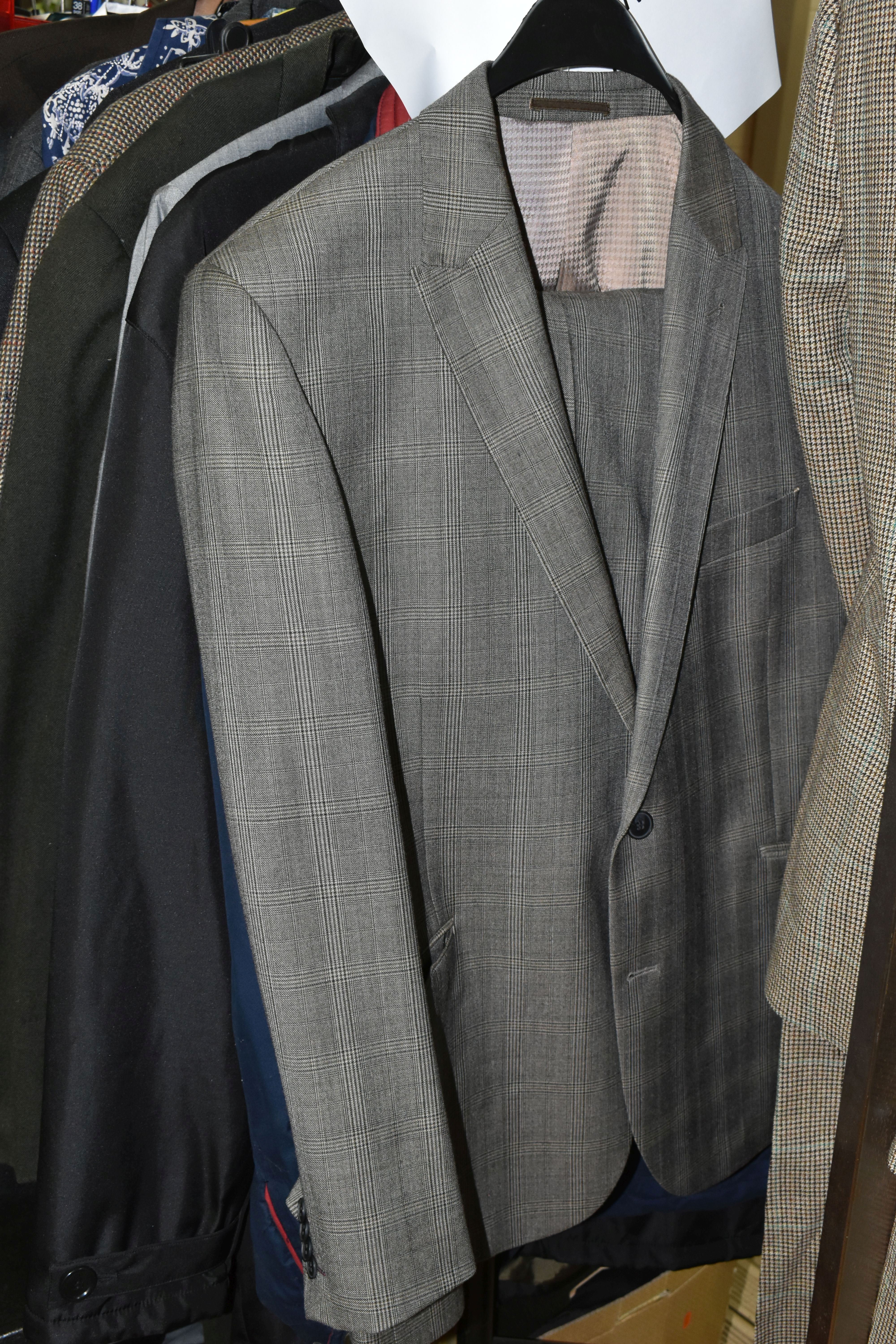 A LARGE QUANTITY OF GENTLEMEN'S CLOTHING AND ACCESSORIES, to include eight suits, rain jackets, - Image 6 of 19