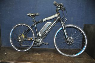 A CARRERA CROSSFIRE ELECTRIC BIKE with battery, display and key (but no charger), 19in frame, 8