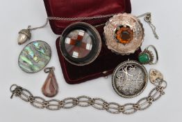 A SMALL ASSORTMENT OF JEWELLERY, a white metal and hardstone Scottish brooch, a white metal and