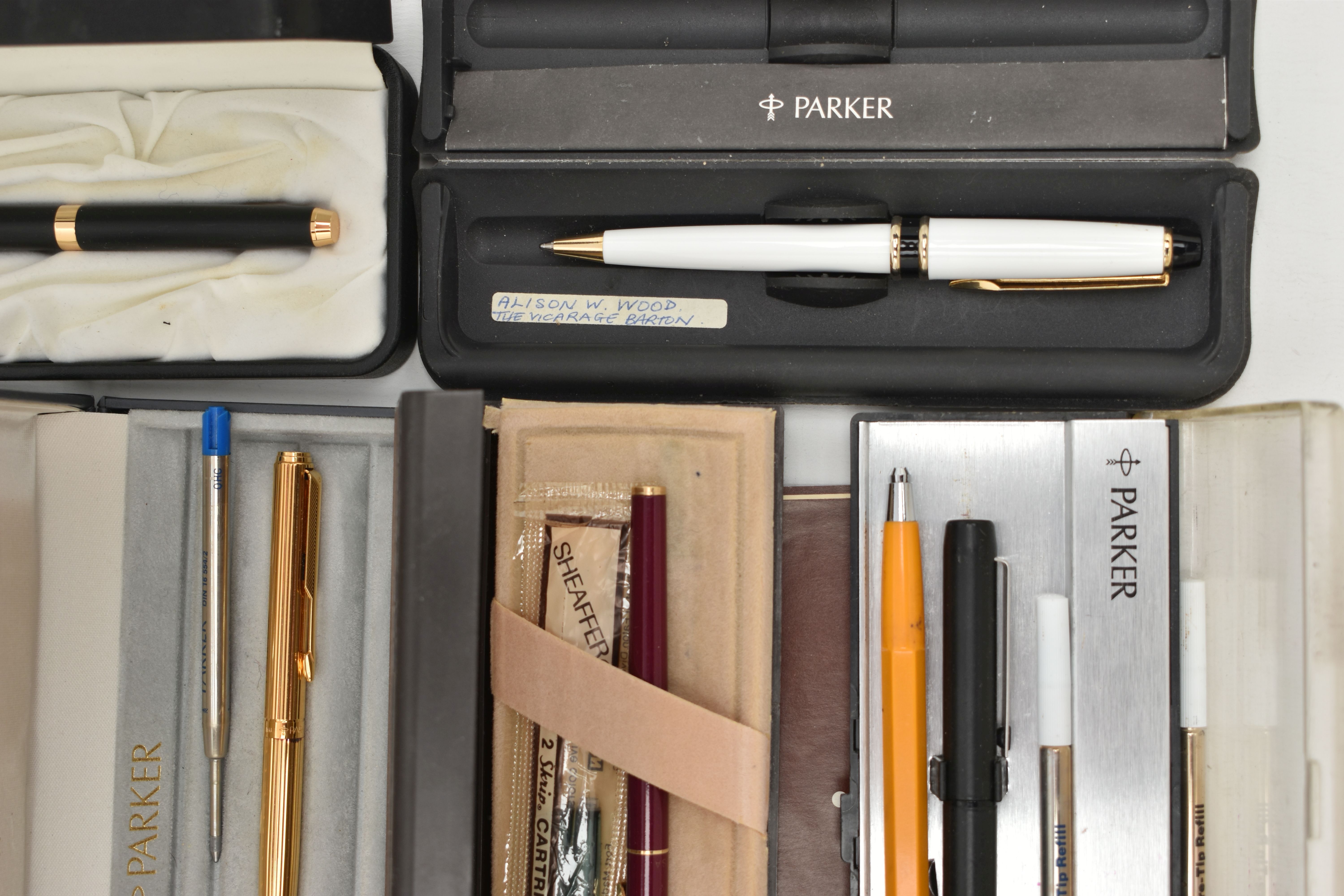 ASSORTED PENS, to include a boxed 'Parker' ball point pen, two boxed 'Parker' fountain pen, two - Image 3 of 5