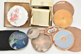 A BAG OF ASSORTED COMPACTS, to include a silver cased compact with engine turned pattern detail