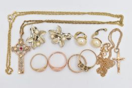 A SELECTION OF JEWELLERY, to include a 9ct rose gold oval signet ring, engraved initials, hallmarked