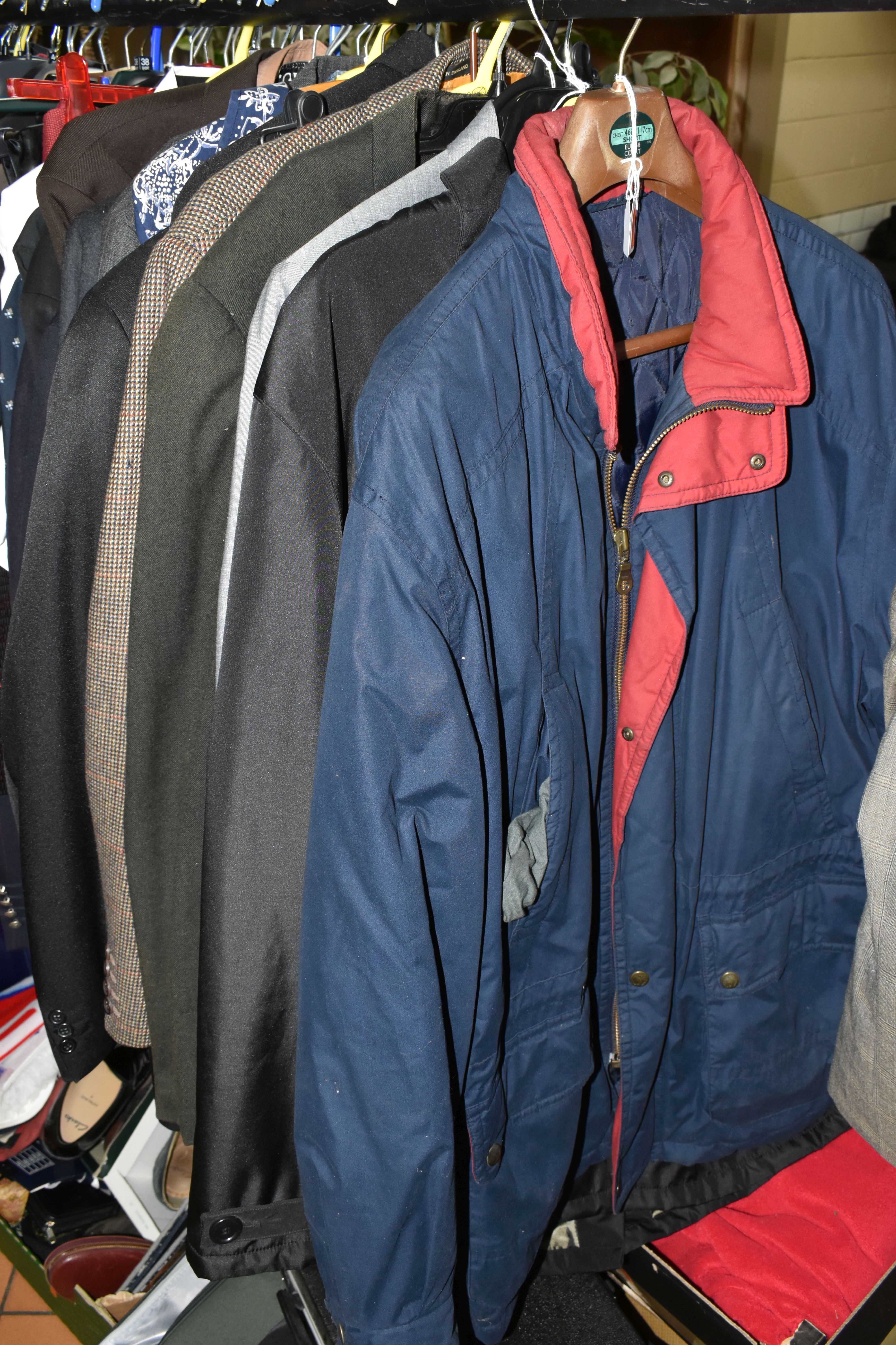 A LARGE QUANTITY OF GENTLEMEN'S CLOTHING AND ACCESSORIES, to include eight suits, rain jackets, - Image 7 of 19