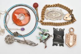 A SMALL ASSORTMENT OF JEWELLERY, to include an early 20th century banded agate Scottish brooch, a