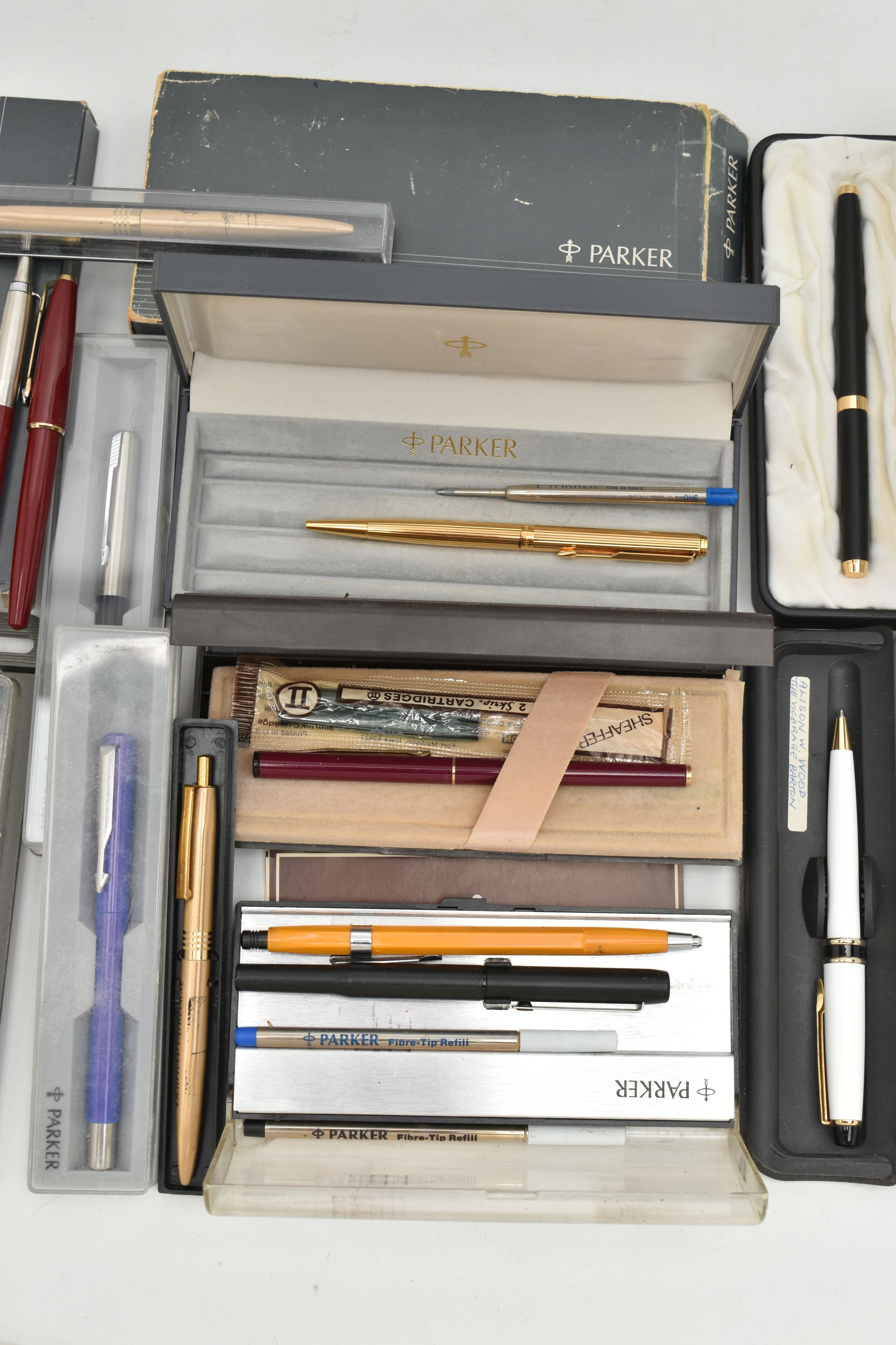 ASSORTED PENS, to include a boxed 'Parker' ball point pen, two boxed 'Parker' fountain pen, two