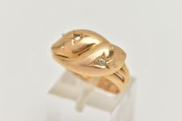 AN EARLY 20TH CENTURY, 18CT GOLD DOUBLE SNAKE RING, one snake head set with a small single cut