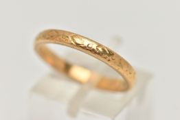A 22CT GOLD BAND RING, polished band with etched detail, approximate width 2.5mm, hallmarked 22ct