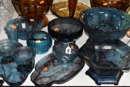 A QUANTITY OF BLUE AND AMBER DAVIDSON CLOUD GLASS WARES, to include a large flower bowl with frog