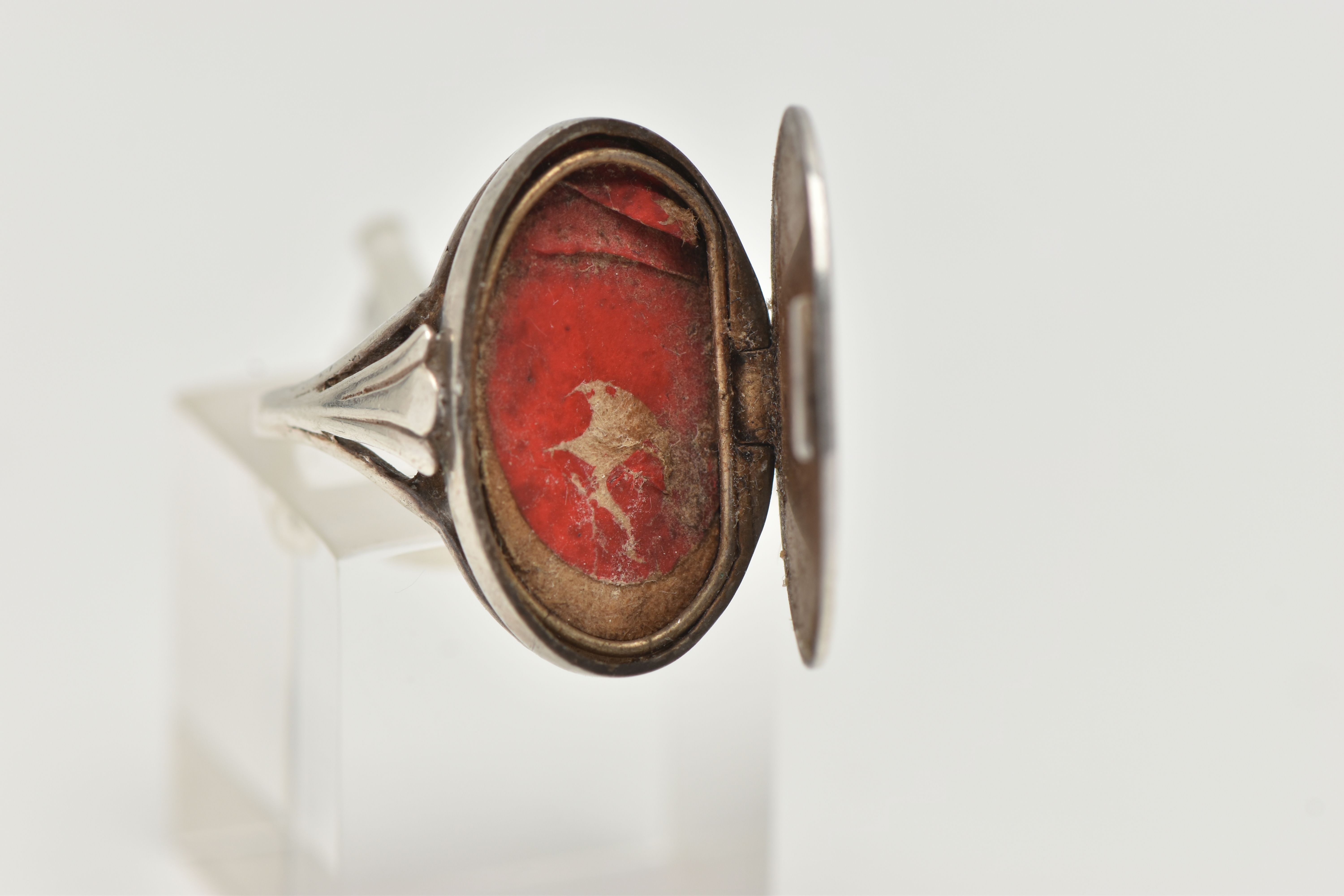 A WHITE METAL POISON STYLE RING, oval form with etched acanthus detail, shank stamped silver, ring - Image 5 of 5