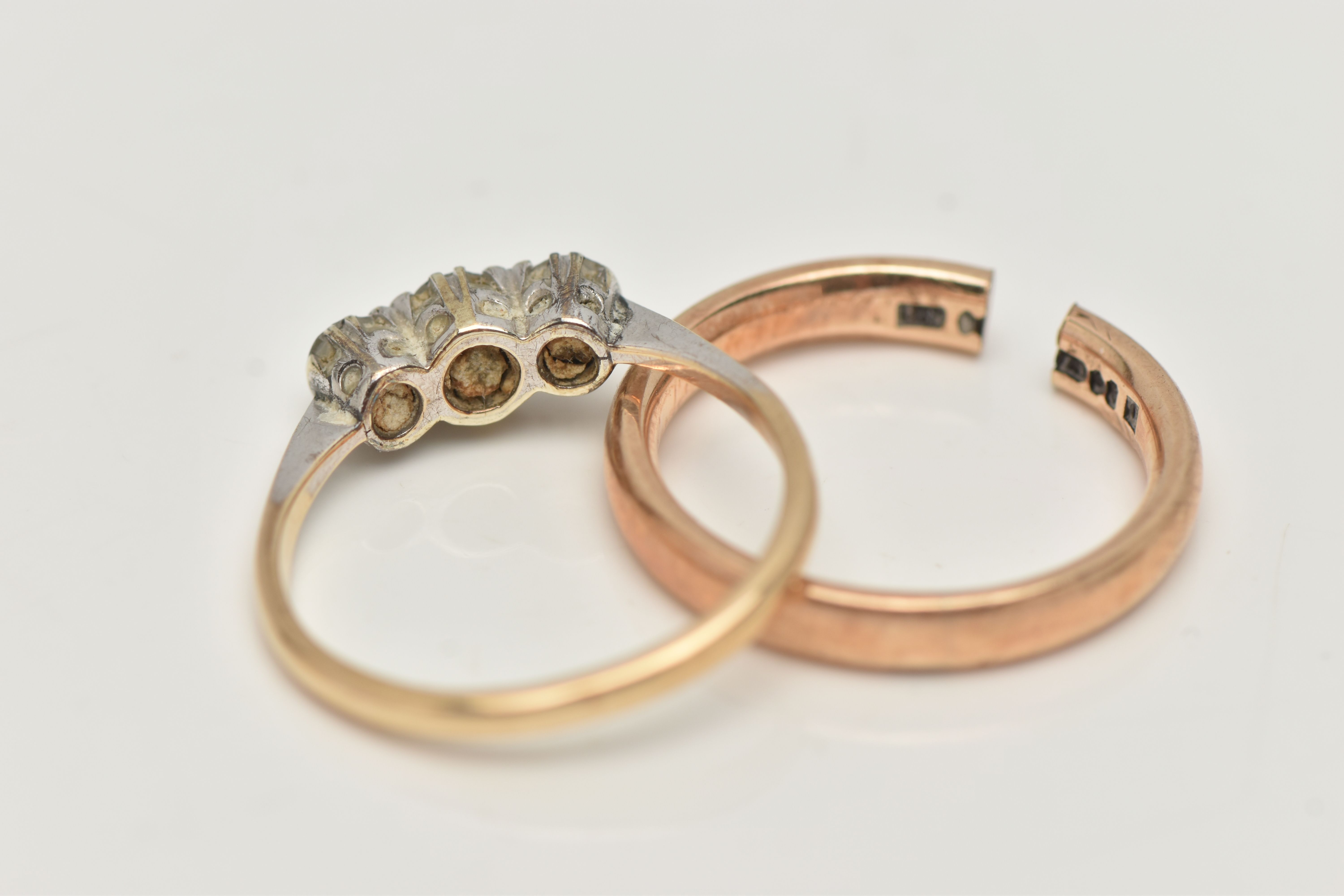 A YELLOW METAL THREE STONE RING, AND A BAND RING, the first a three stone colorless spinel ring, - Image 4 of 4