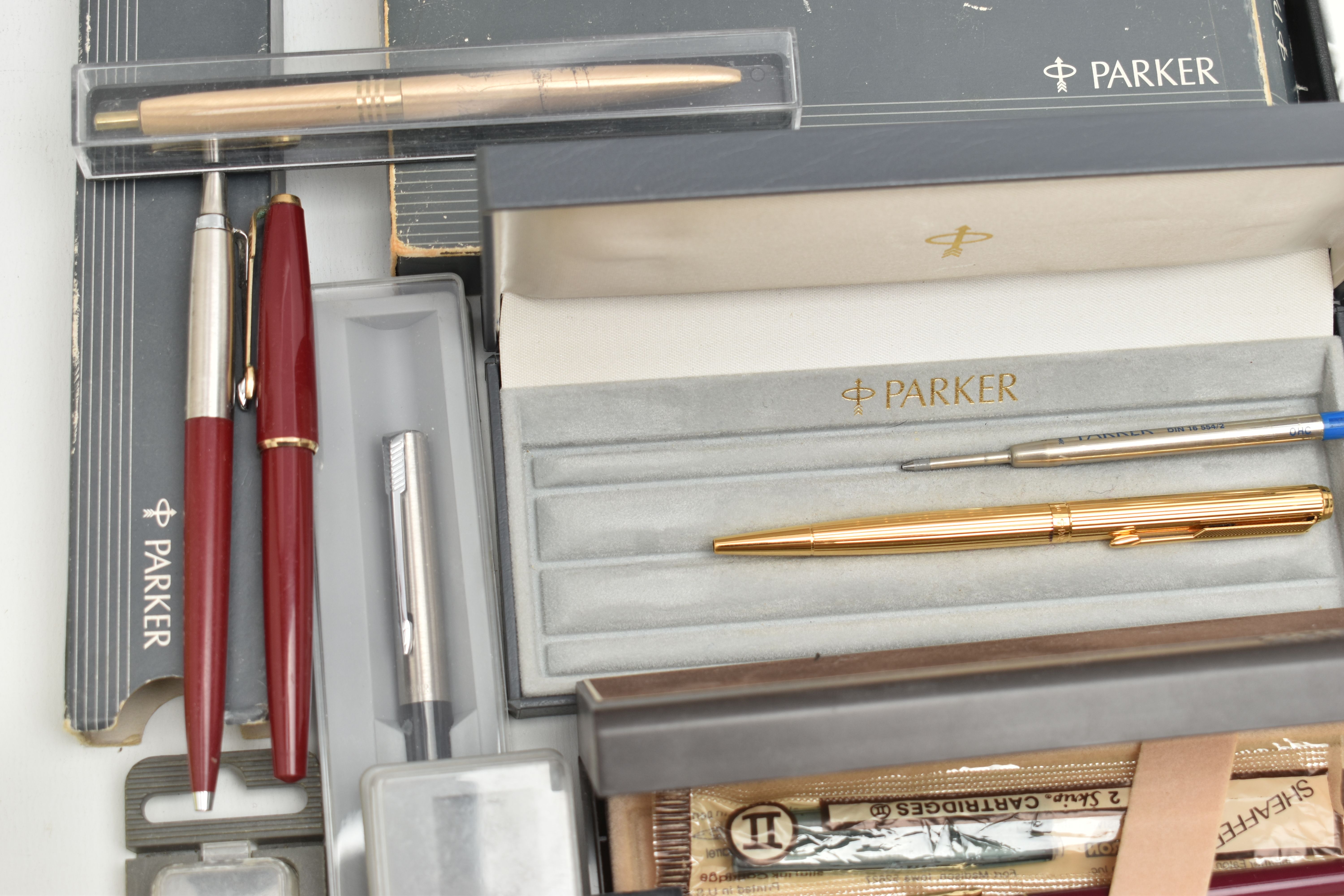 ASSORTED PENS, to include a boxed 'Parker' ball point pen, two boxed 'Parker' fountain pen, two - Image 5 of 5