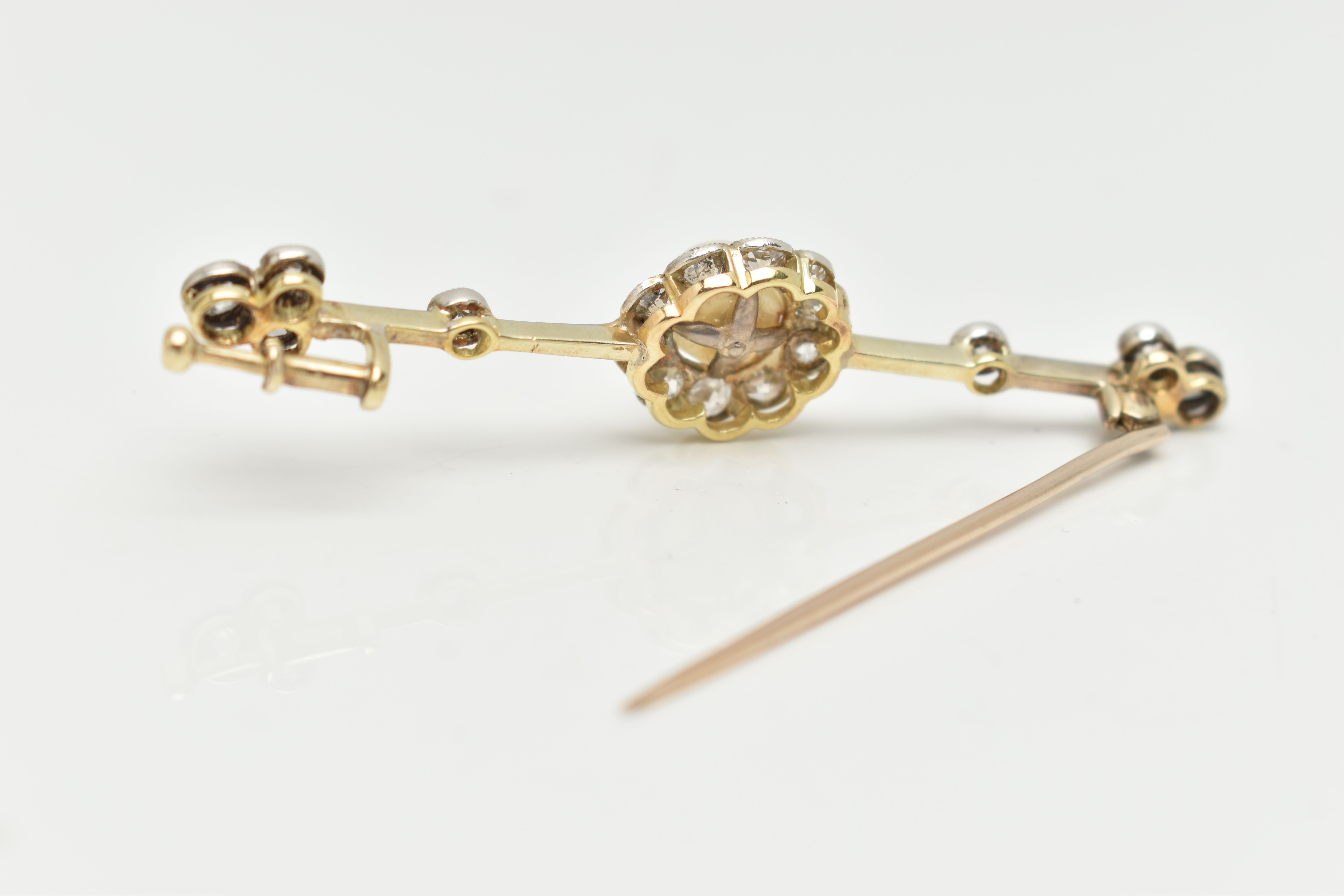 AN EARLY 20TH CENTURY, YELLOW AND WHITE METAL DIAMOND AND PEARL BAR BROOCH, centering on a single - Image 4 of 4