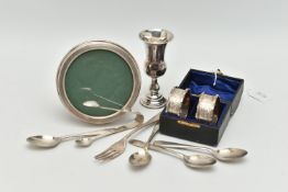 A SMALL PARCEL OF SILVER, comprising a cased pair of late Victorian circular napkin rings,