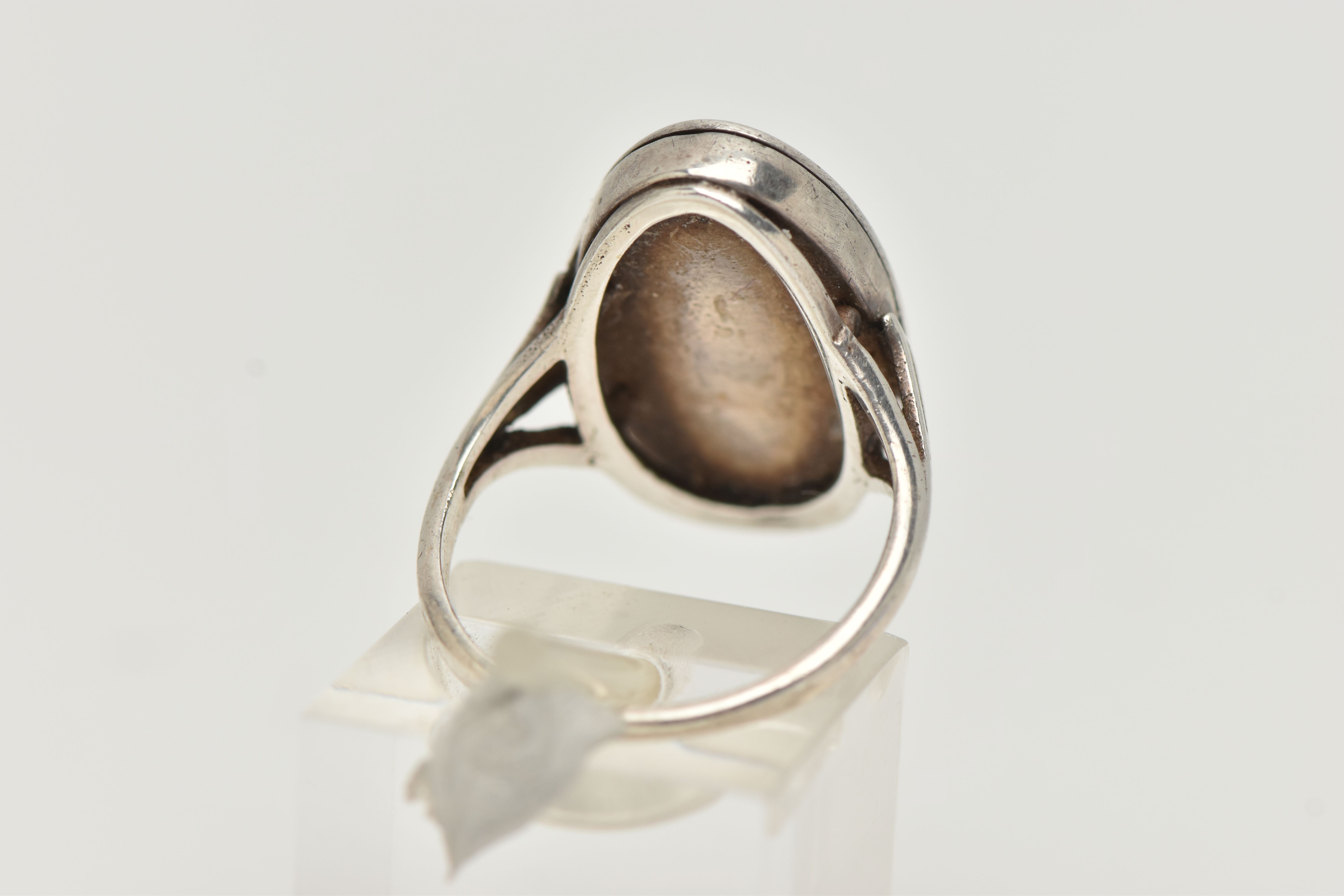 A WHITE METAL POISON STYLE RING, oval form with etched acanthus detail, shank stamped silver, ring - Image 3 of 5