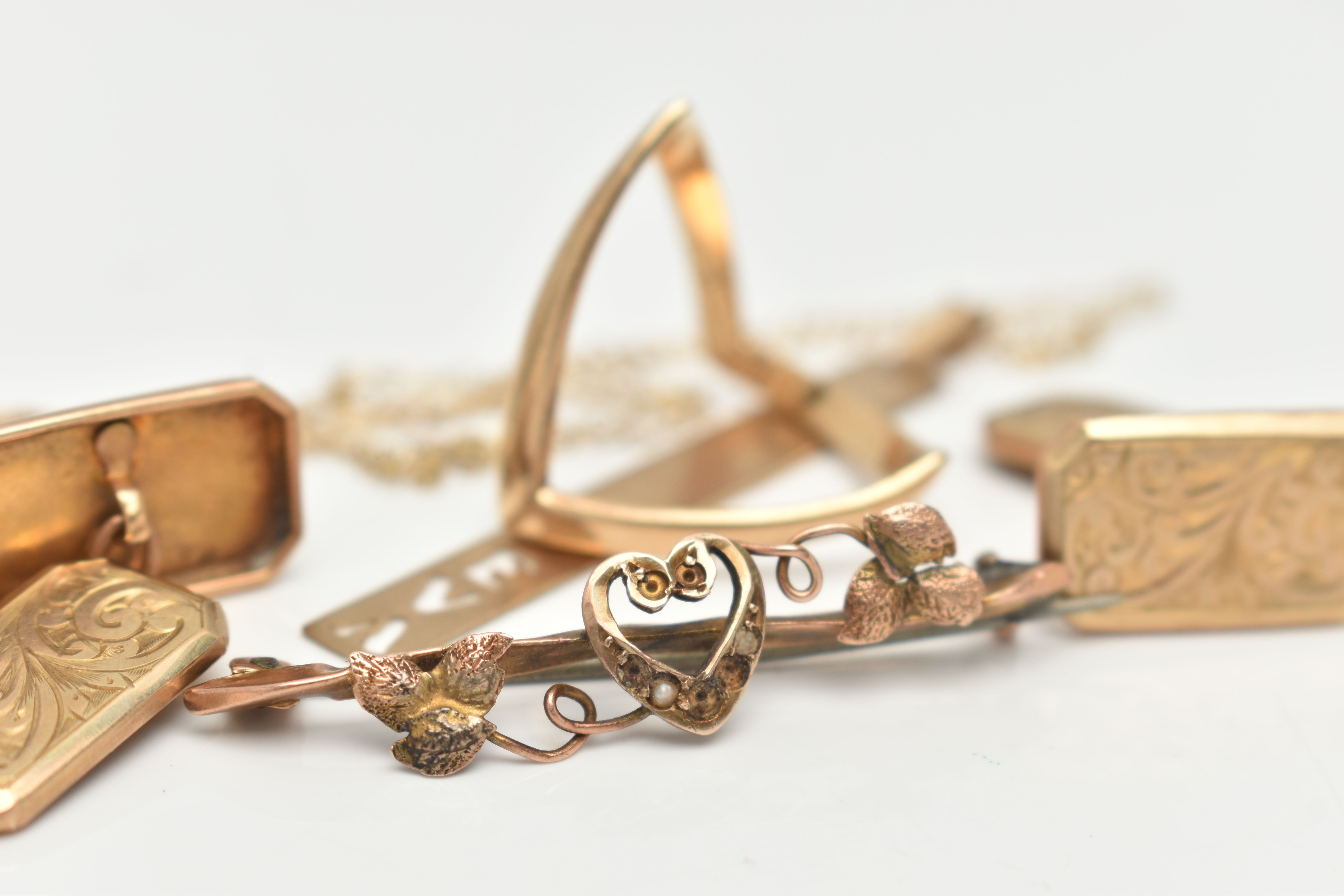 A SMALL ASSORTMENT OF JEWELLERY, to include a pair of 9ct gold chain link cufflinks, hallmarked - Image 3 of 3