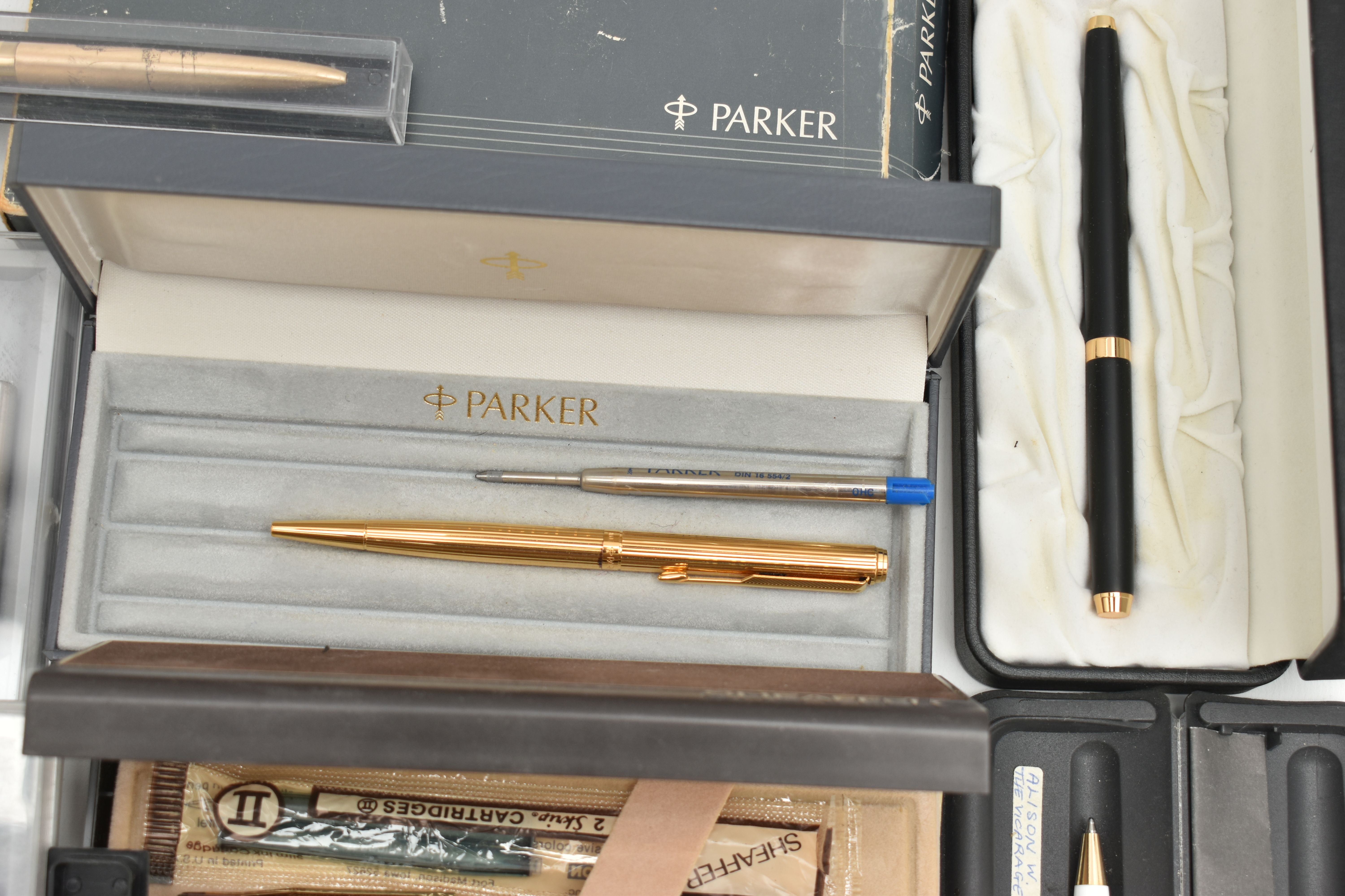 ASSORTED PENS, to include a boxed 'Parker' ball point pen, two boxed 'Parker' fountain pen, two - Image 4 of 5