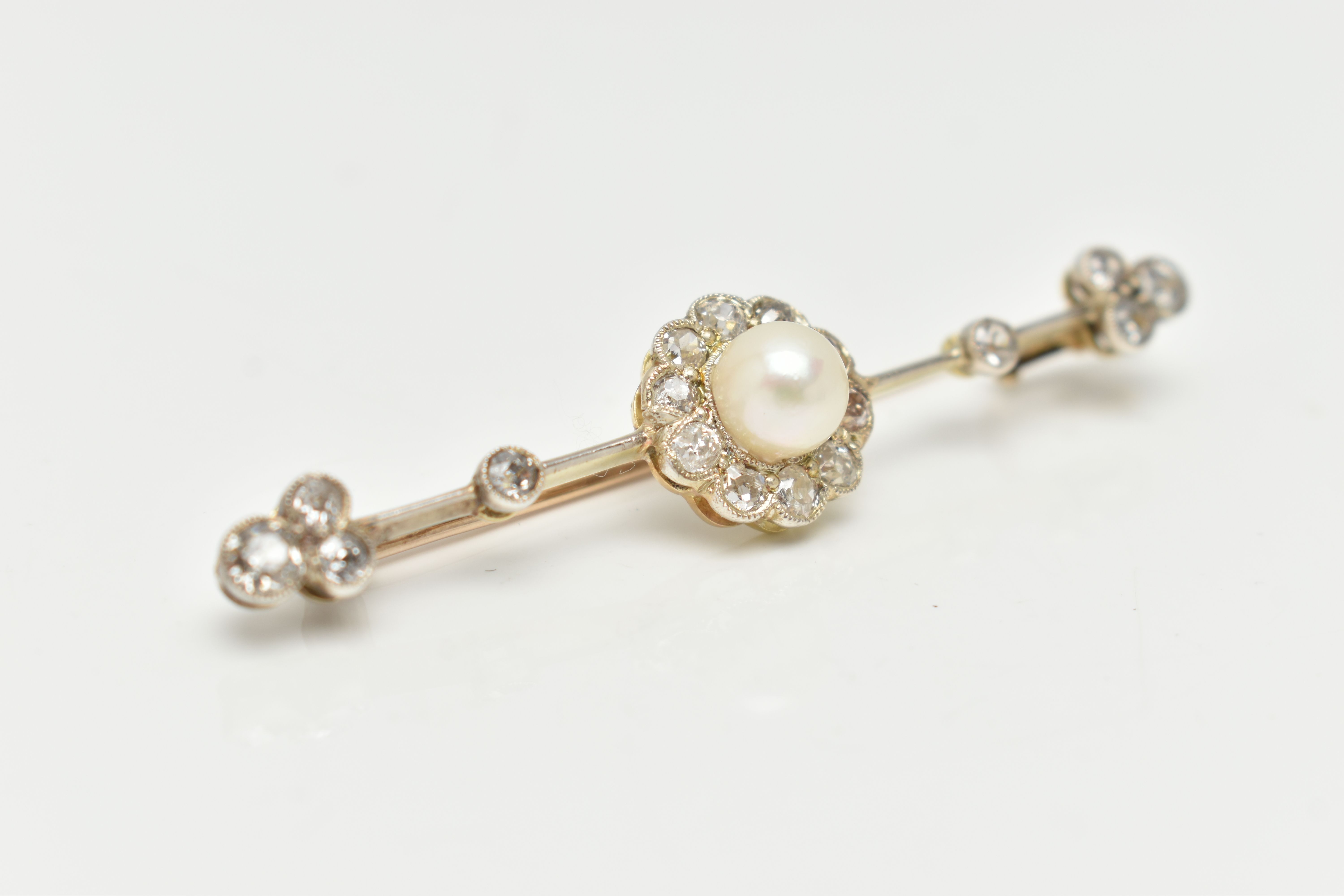 AN EARLY 20TH CENTURY, YELLOW AND WHITE METAL DIAMOND AND PEARL BAR BROOCH, centering on a single - Image 2 of 4