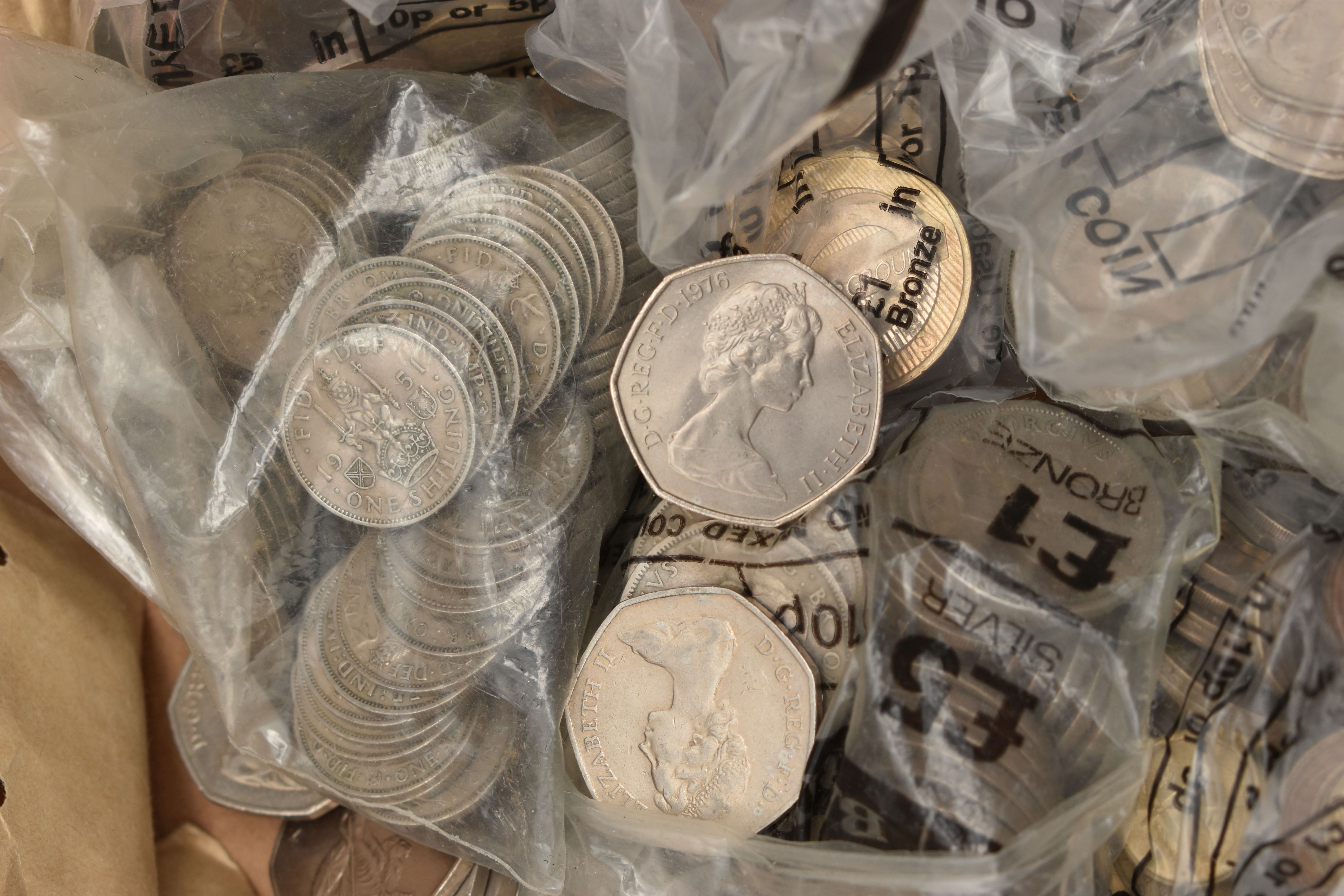 A CARDBOARD BOX CONTAINING MIXED COINS FROM MID TO LATE 20TH CENTURY - Image 3 of 6