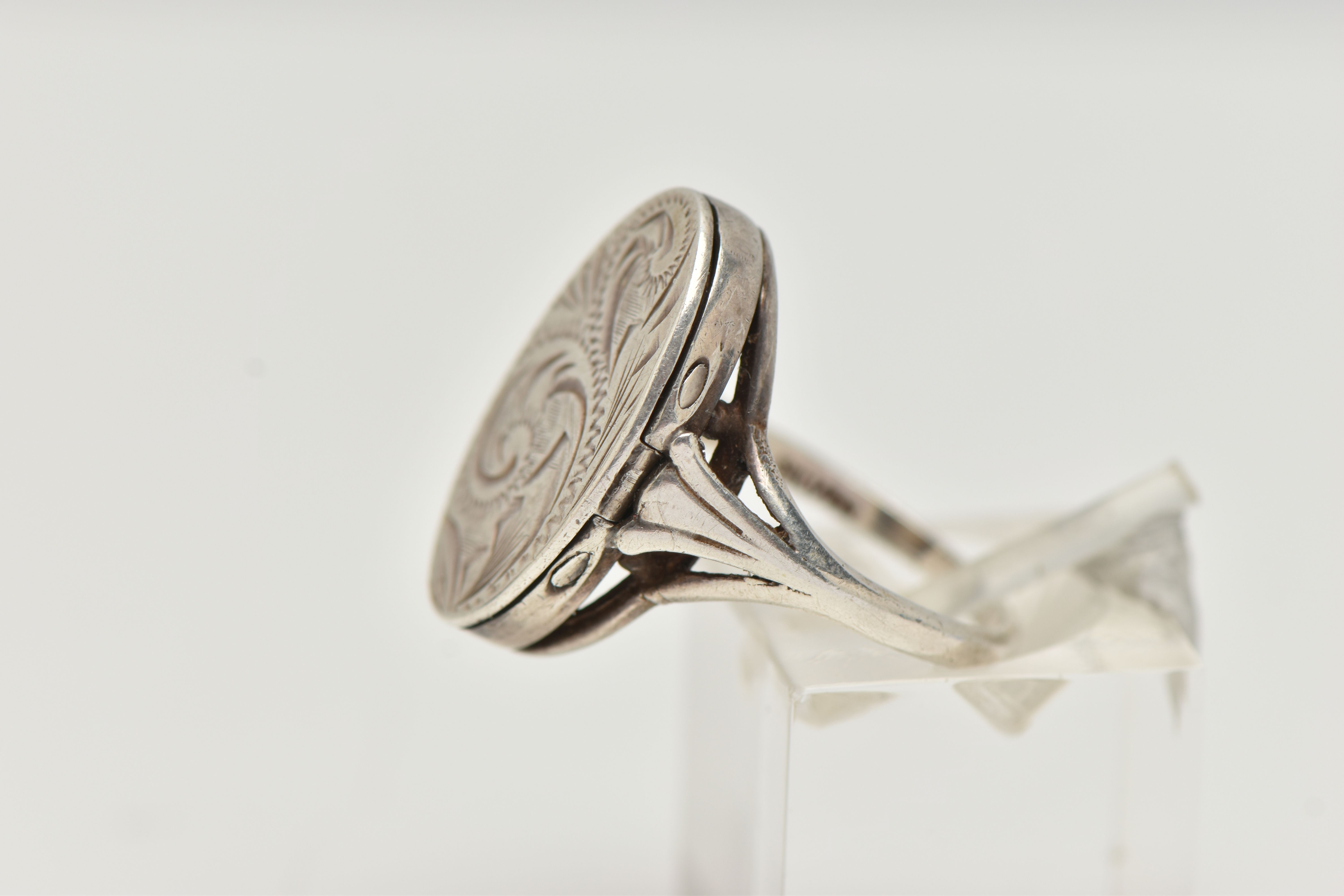 A WHITE METAL POISON STYLE RING, oval form with etched acanthus detail, shank stamped silver, ring - Image 2 of 5