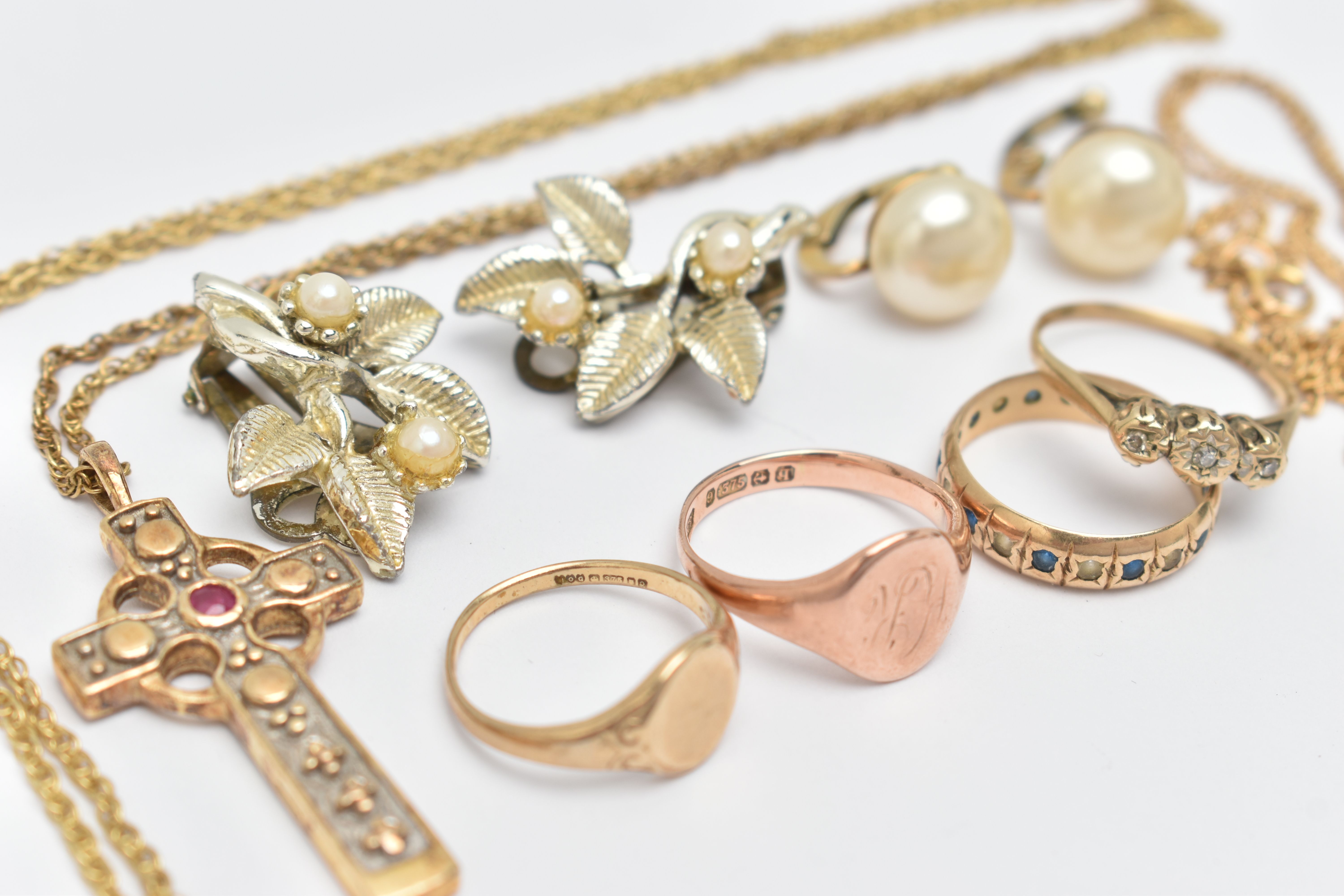 A SELECTION OF JEWELLERY, to include a 9ct rose gold oval signet ring, engraved initials, hallmarked - Image 5 of 5