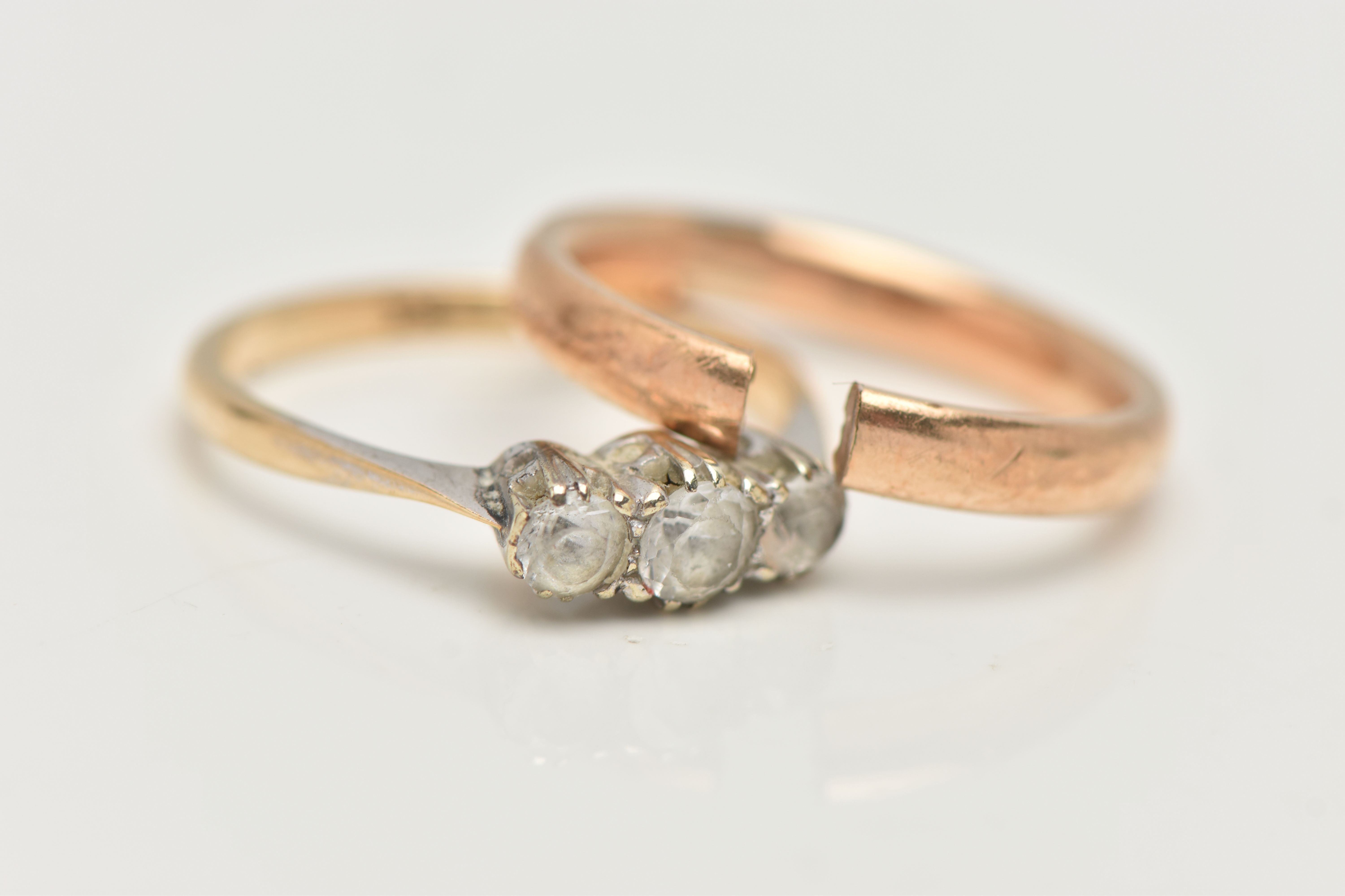 A YELLOW METAL THREE STONE RING, AND A BAND RING, the first a three stone colorless spinel ring, - Image 3 of 4