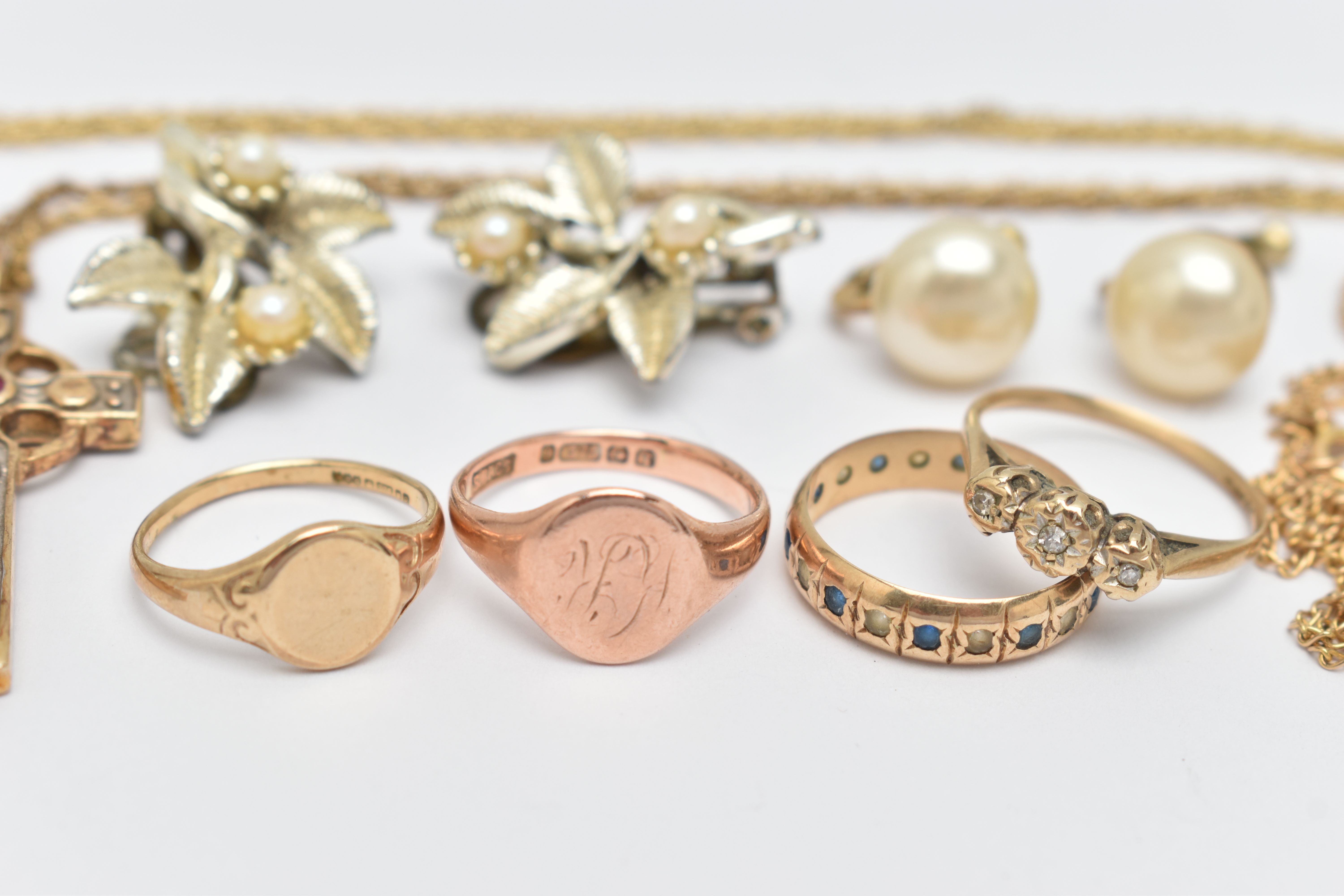 A SELECTION OF JEWELLERY, to include a 9ct rose gold oval signet ring, engraved initials, hallmarked - Image 4 of 5