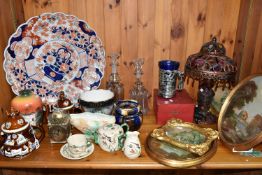 A GROUP OF LATE 19TH/EARLY 20TH CENTURY CERAMICS, comprising a small Japanese hand painted teapot,