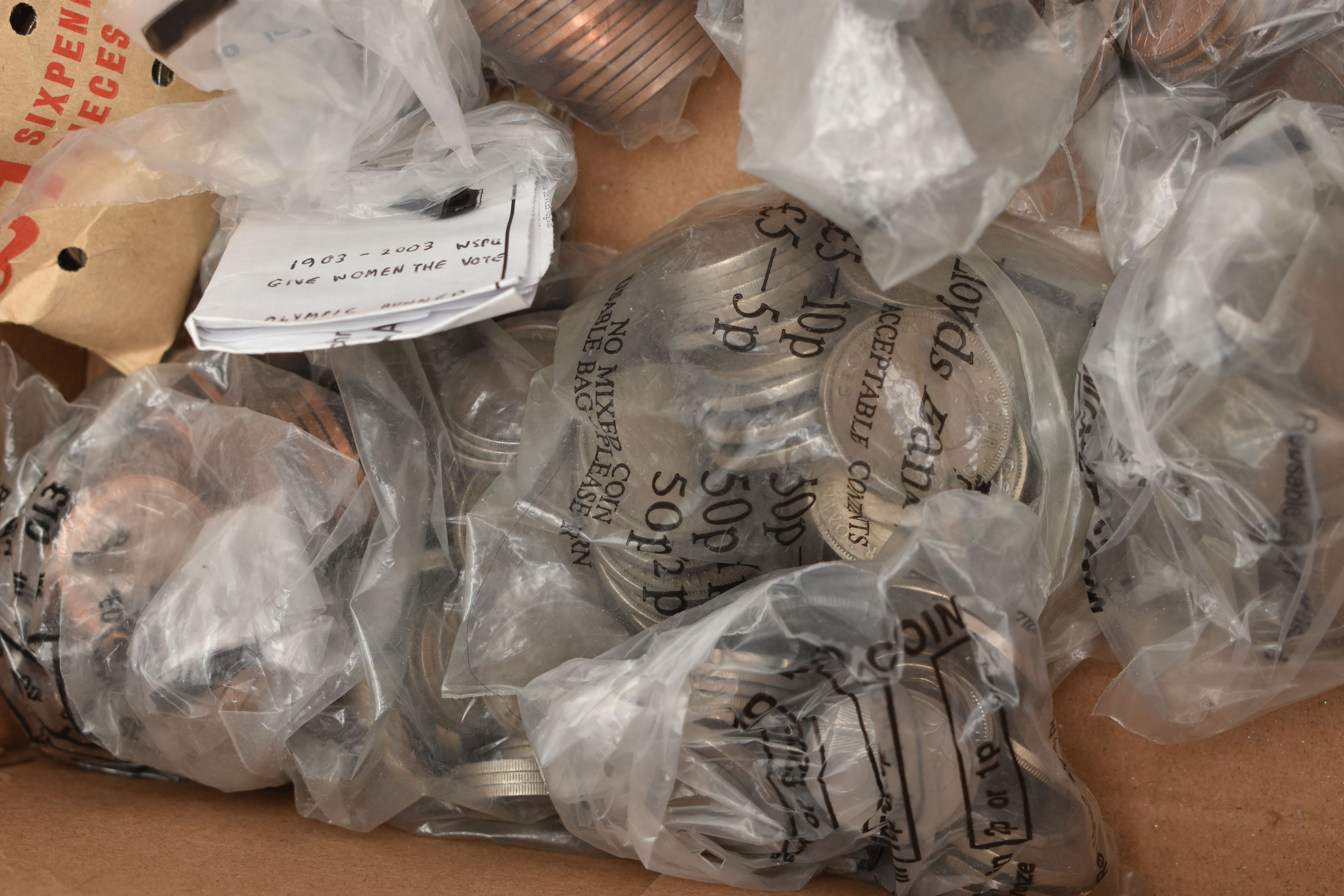A CARDBOARD BOX CONTAINING MIXED COINS FROM MID TO LATE 20TH CENTURY - Image 4 of 6