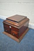 A SOLO SIMPLEX MAHOGANY TABLE TOP GRAMOPHONE, with a hinged lid and two volume control doors,