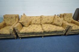 A HIGH QUALITY GOLD AND FLORAL UPHOLSTERED THREE PIECE LOUNGE SUITE, comprising large knole two