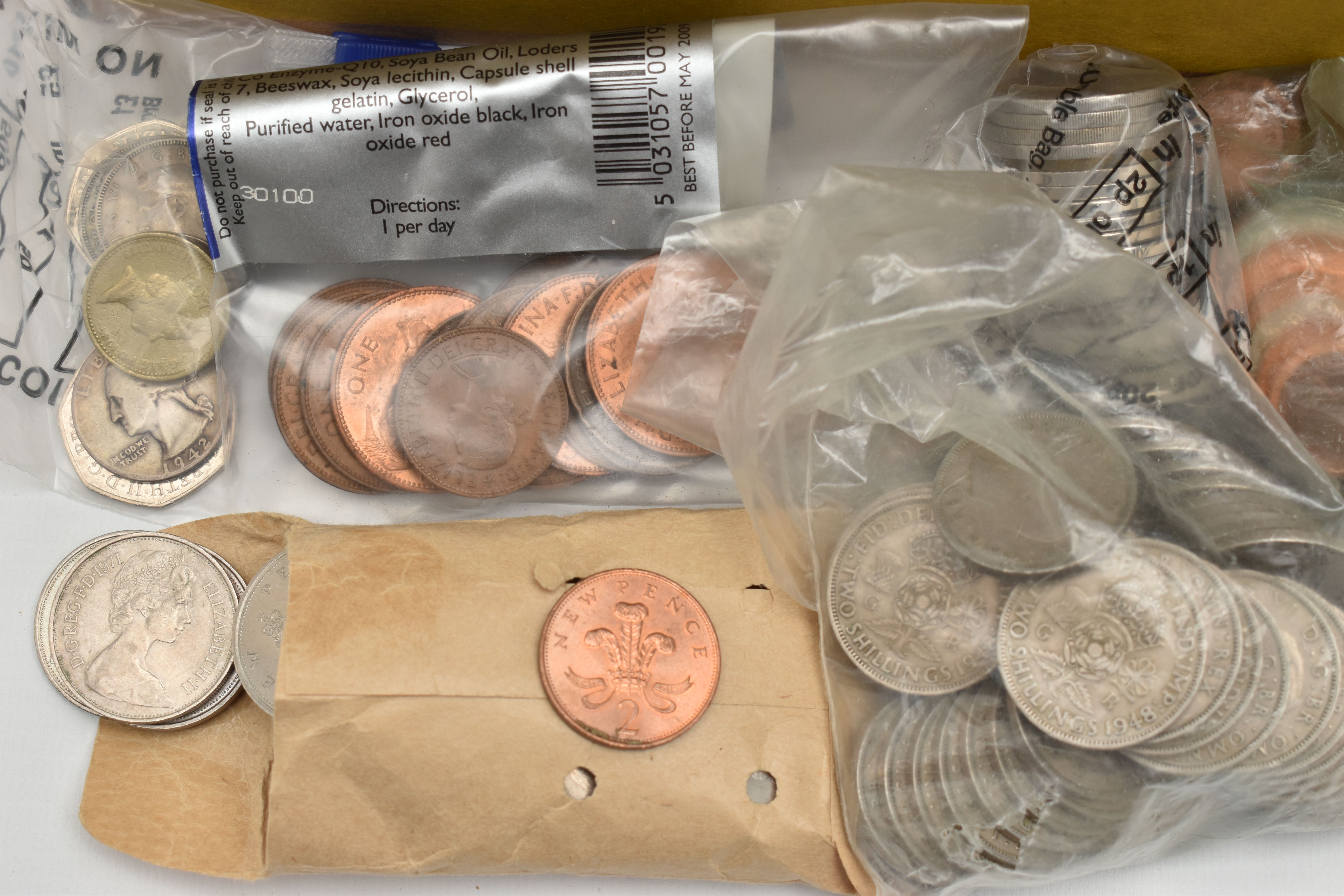 A CARDBOARD BOX CONTAINING MIXED COINS FROM MID TO LATE 20TH CENTURY - Image 5 of 6