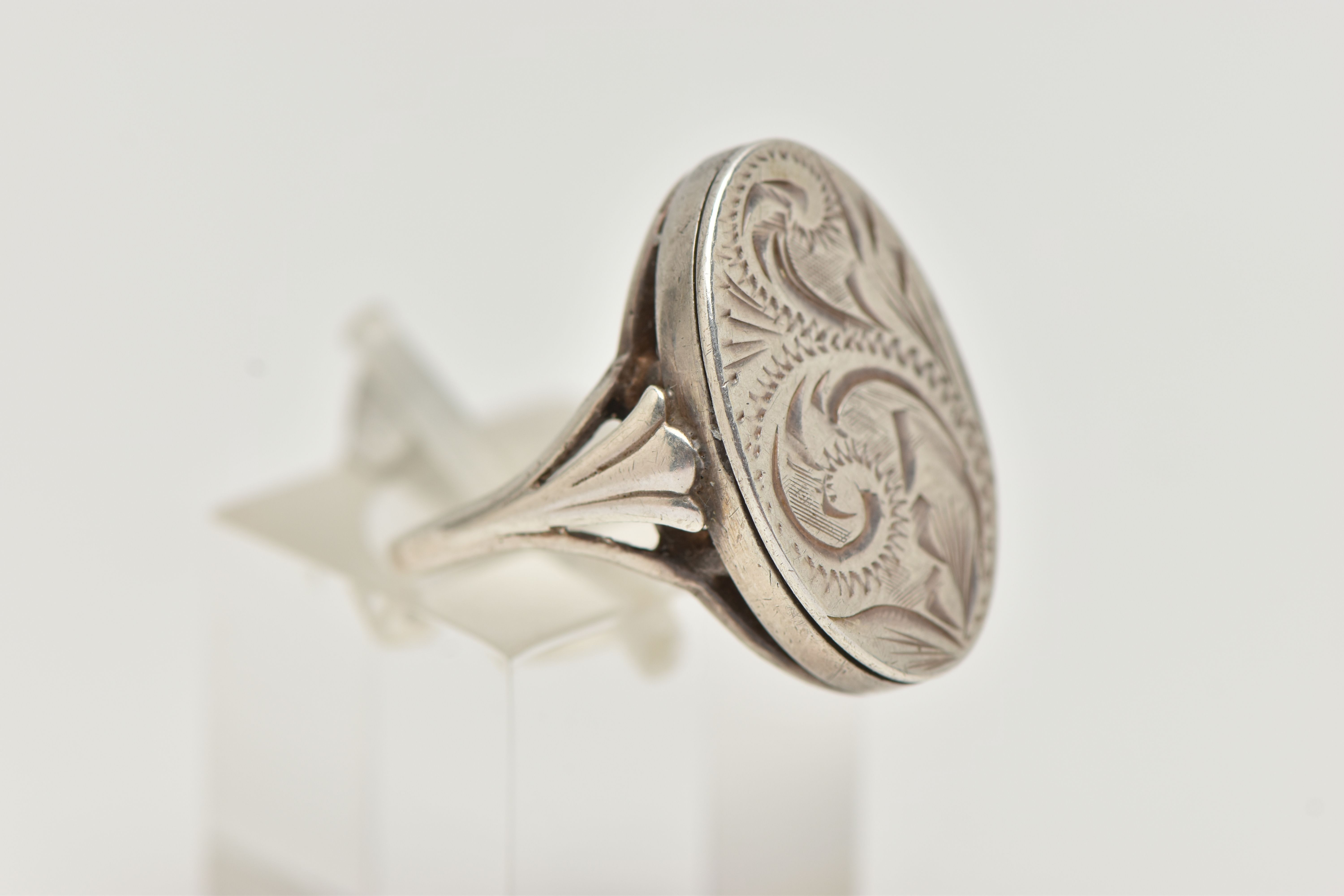 A WHITE METAL POISON STYLE RING, oval form with etched acanthus detail, shank stamped silver, ring - Image 4 of 5