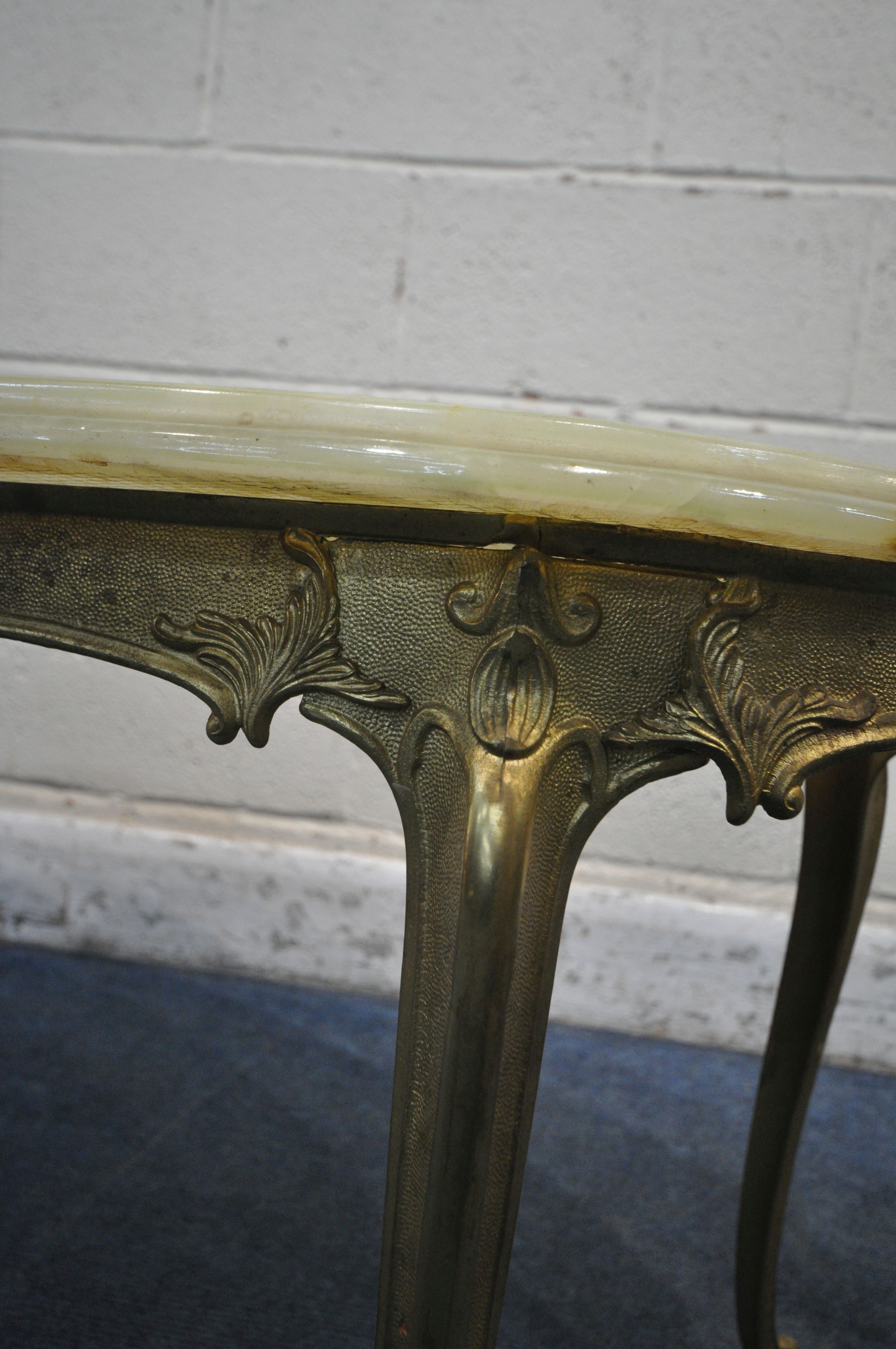 A PAIR OF ONYX AND BRASS OVAL COFFEE TABLES, bases with foliate detail on cabriole legs, length 98cm - Image 4 of 4