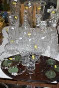 A QUANTITY OF CUT CRYSTAL AND GLASSWARE, comprising a Dartington Crystal 'Daisy' cheese platter,