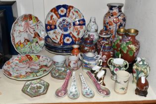 A GROUP OF LATE 19TH AND EARLY 20TH CENTURY ORIENTAL PORCELAIN AND METALWARE, including five