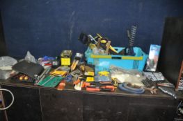 A TRAY CONTAINING HAND TOOLS including a Woolworths detail sander(untested), hammers, saws, a Record
