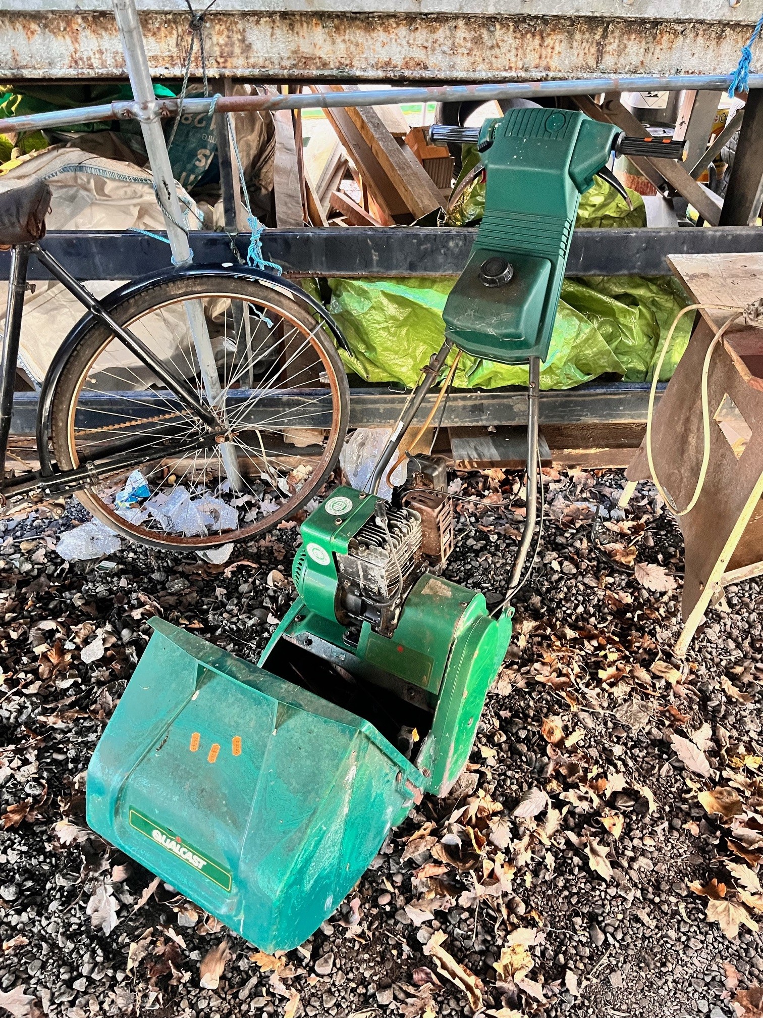 A SELECTION OF METAL GARDEN ORNAMENTS, vintage galvanised buckets and watering cans, a pair of - Image 5 of 5