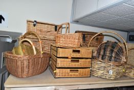 A LARGE QUANTITY OF WICKER HAMPERS AND BASKETS, comprising one large hamper, two smaller hampers,