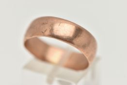 AN EARLY 20TH CENTURY 9CT ROSE GOLD WIDE BAND RING, polished band, approximate band width 6.8mm,