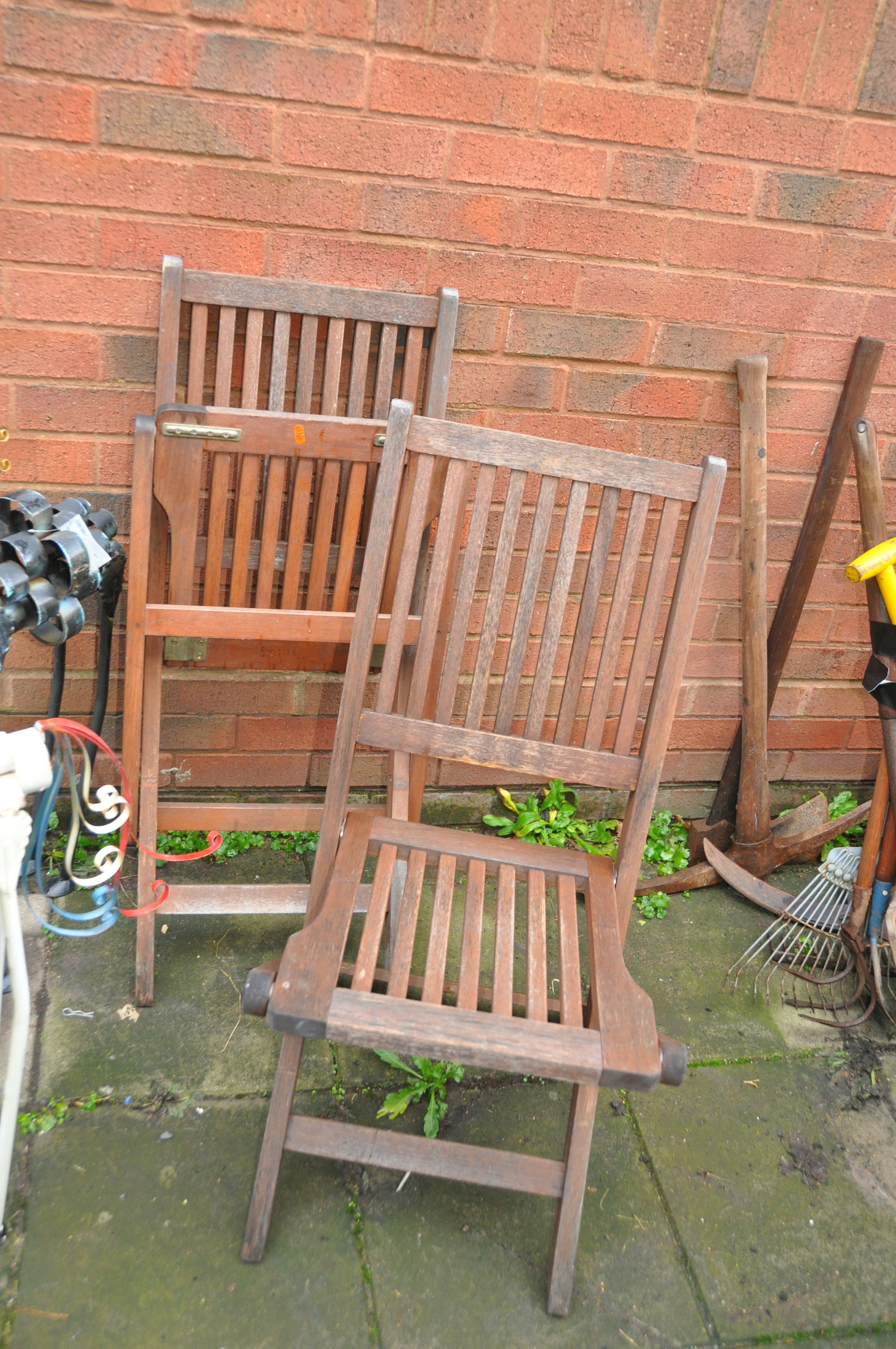 A SELECTION OF METAL GARDEN ORNAMENTS, vintage galvanised buckets and watering cans, a pair of - Image 2 of 5