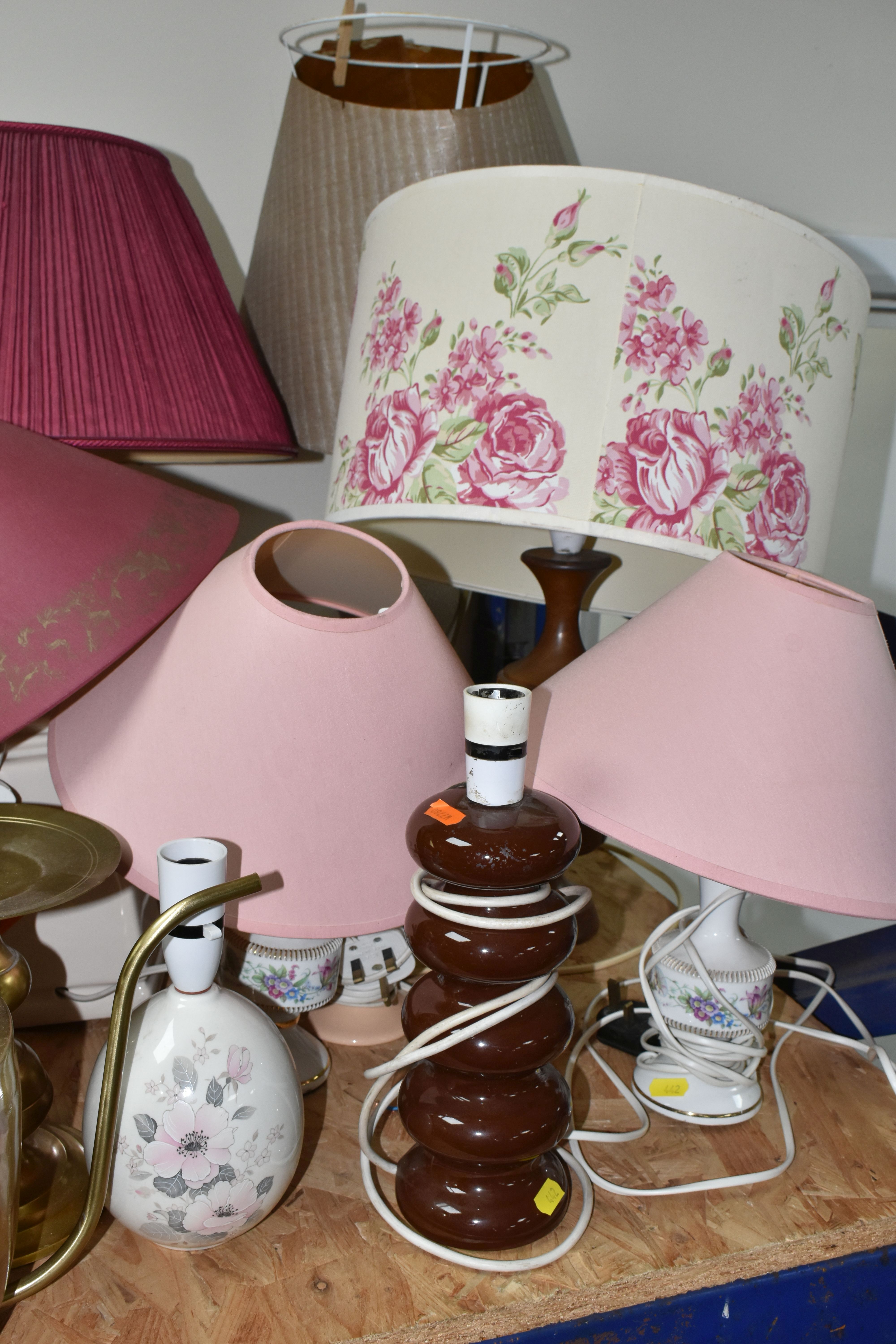 A GROUP OF TABLE LAMPS, to include ten table lamps of various styles, including a brown Doulton - Image 3 of 5